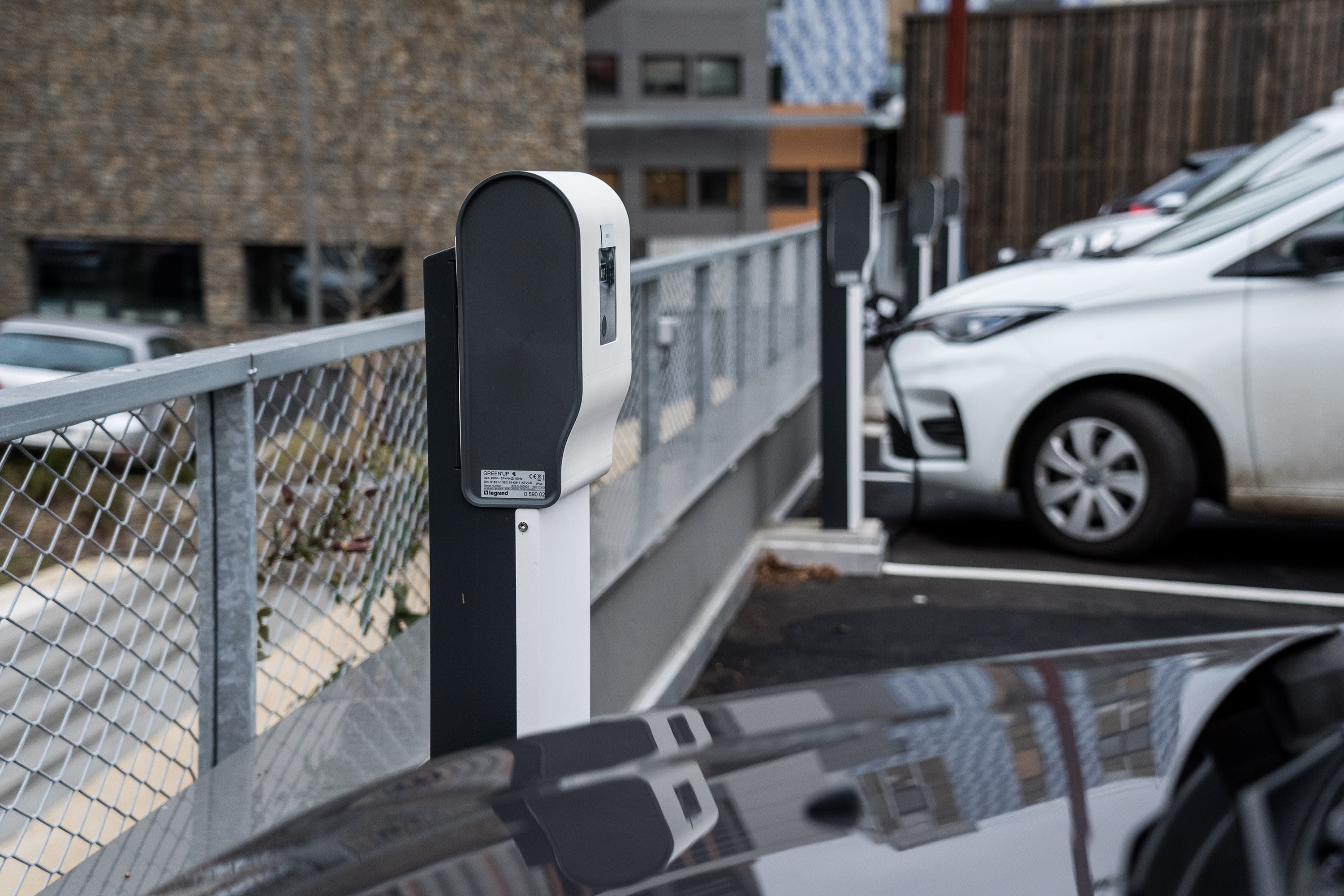 Pack de demarrage Green'up Access connecte avec prise pour vehicule  electrique Legrand