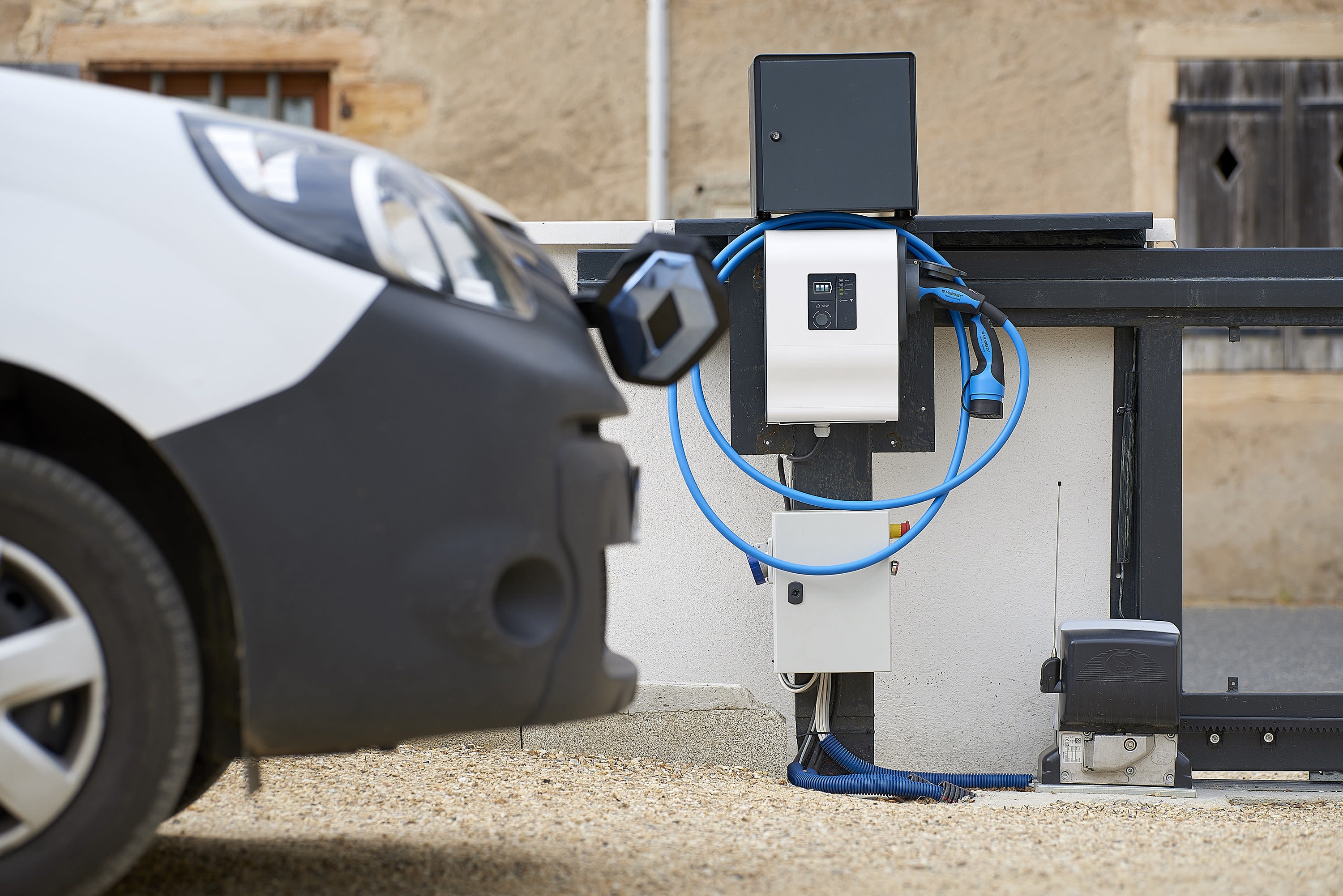 Pack de demarrage Green'up Access connecte avec prise pour vehicule  electrique Legrand