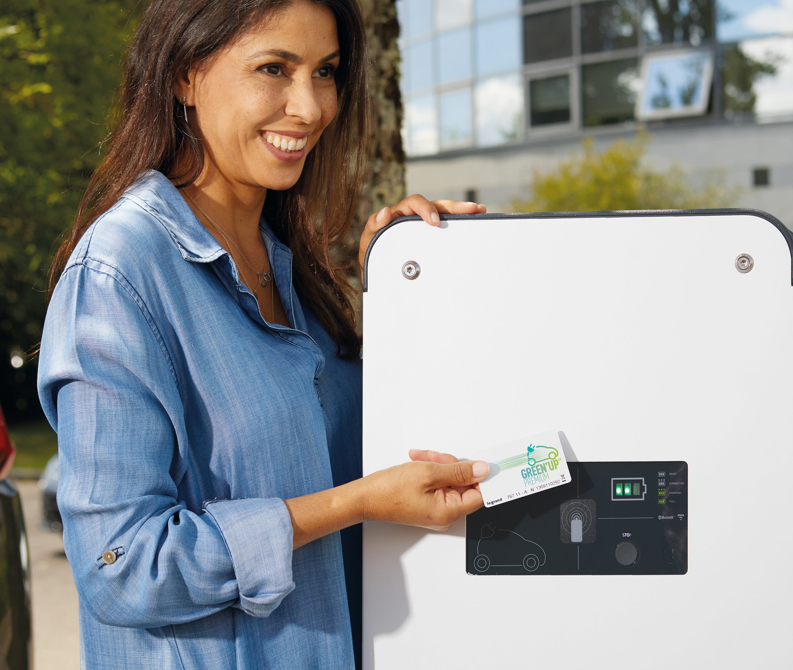 Borne de recharge monophasée plastique avec lecteur RFID Green'up Premium  pour 1 véhicule électrique Modes