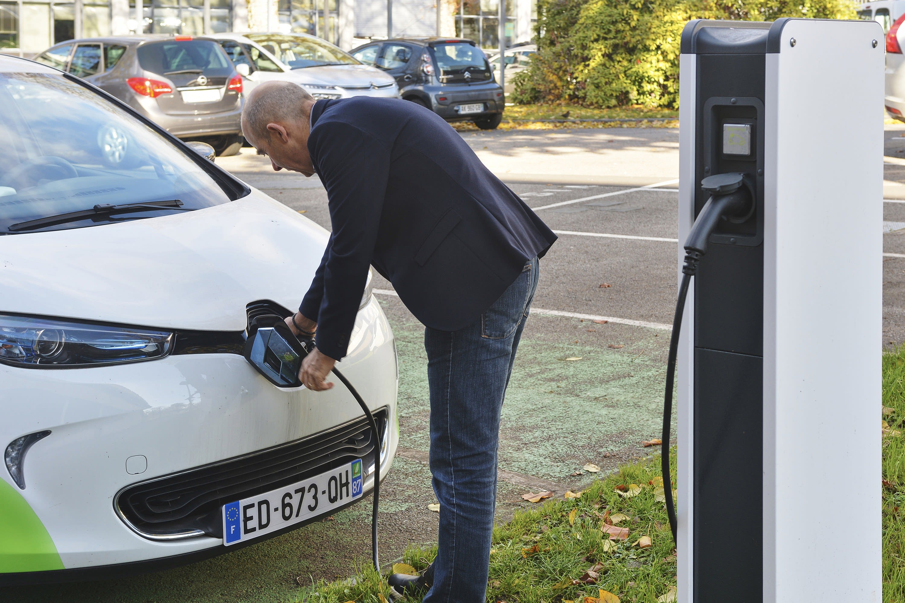 Borne monophasée métal Green'up Premium pour véhicule électrique