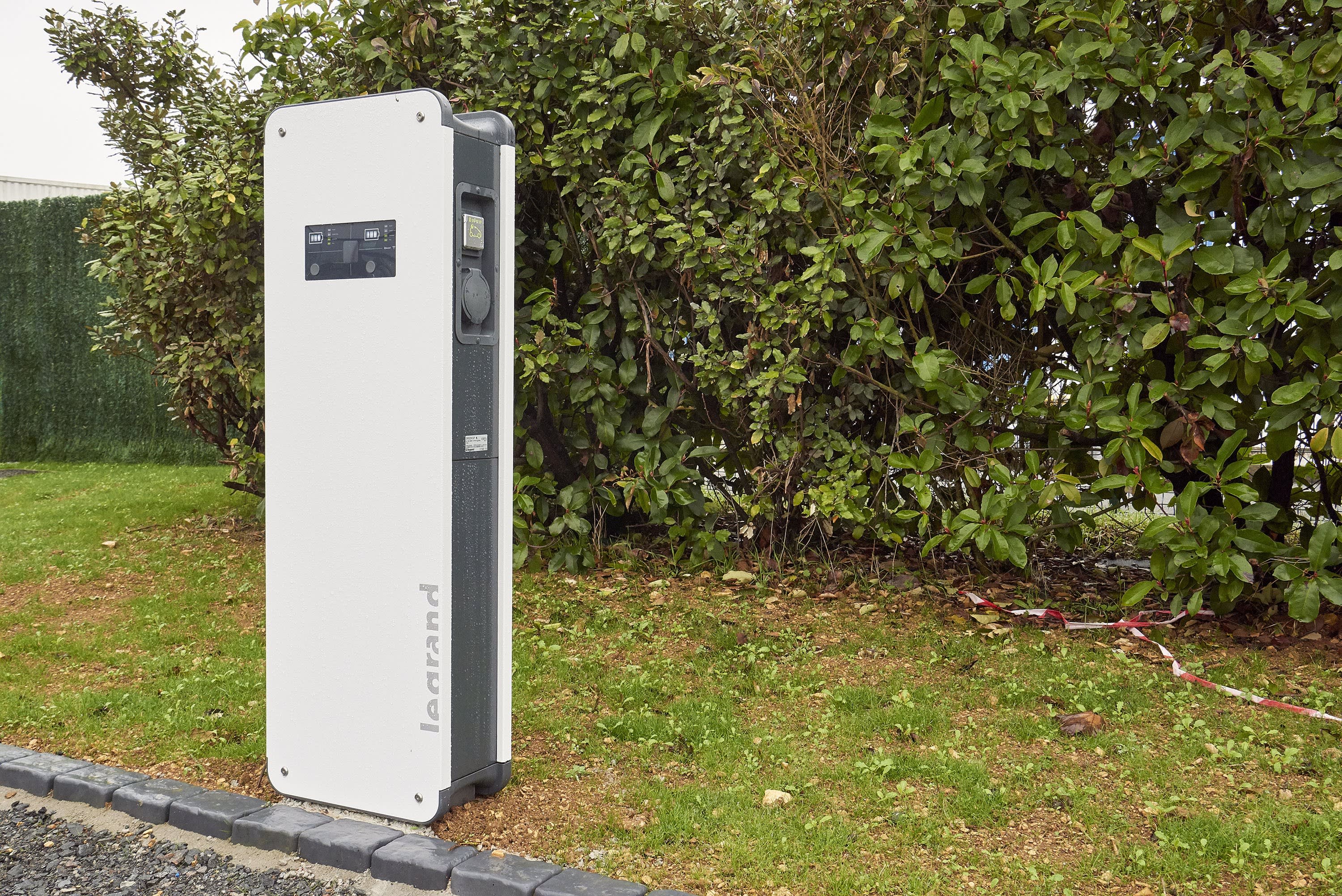 Borne de recharge monophasée DC Green'up Premium pour 1 véhicule électrique  Mode 3 - 3,7kW à 4,6kW 16A à 20A 058000 Legrand