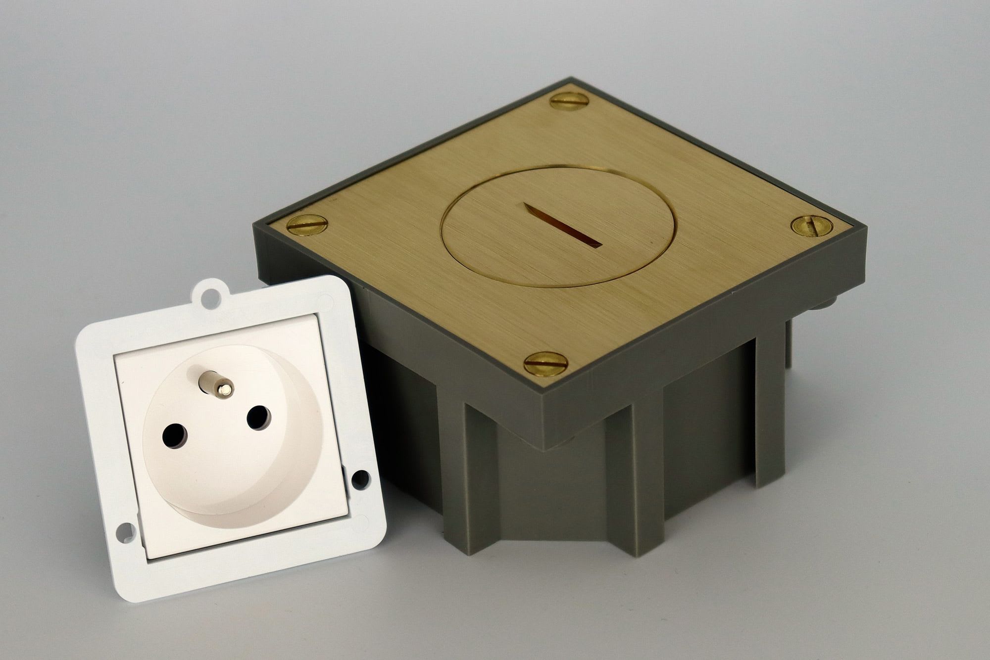 Xeta - ARPI64CL- Kit prise de sol encastree carre 2P+T - laiton brosse - IP64 - IK10