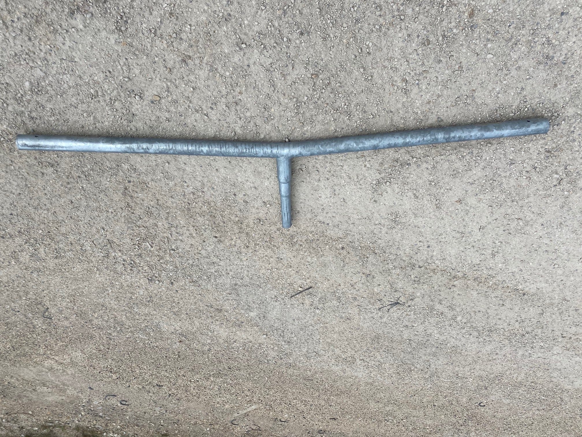 Petit Jean - Double crosse DA en acier galvanisé 1,5m, 5 degrés pour fût 60mm