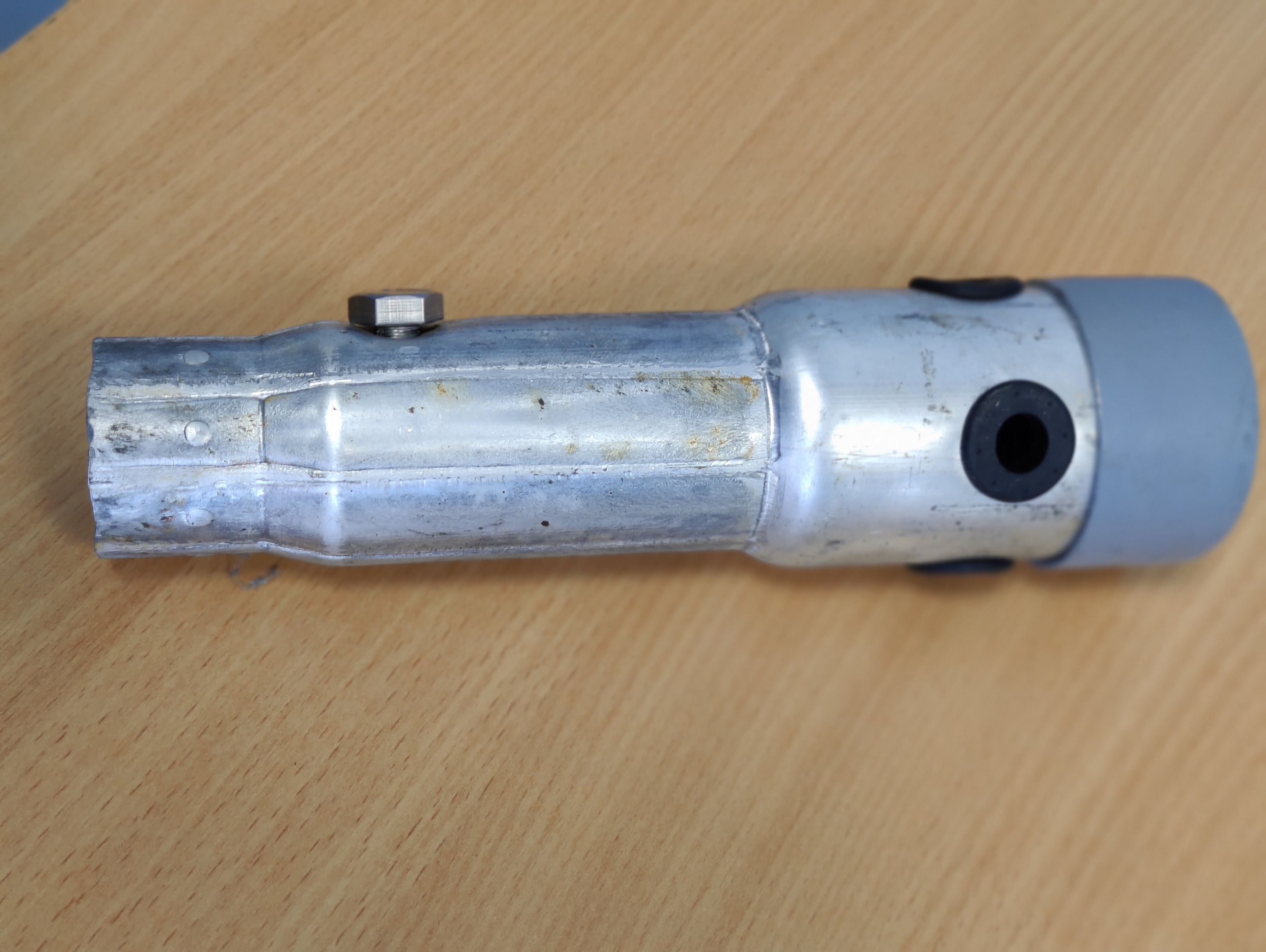 Petit Jean - Obturateur 4 passe-fils en aluminium pour tête de mât diamètre 76 mm