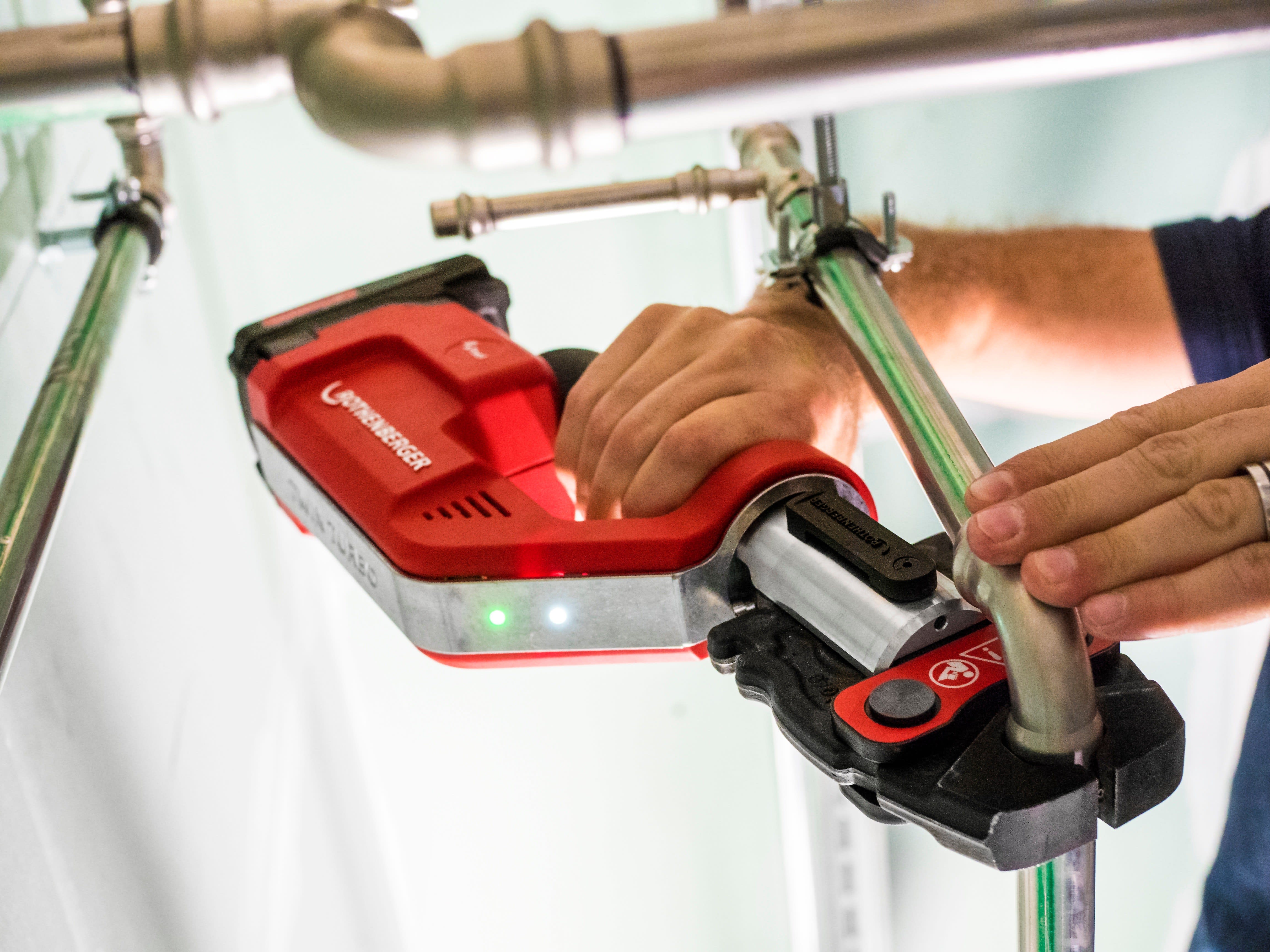 Eid - Location 3 jours pince ROMAX 4000 32kn compact pour sertissage >B<MaxiPro Conex