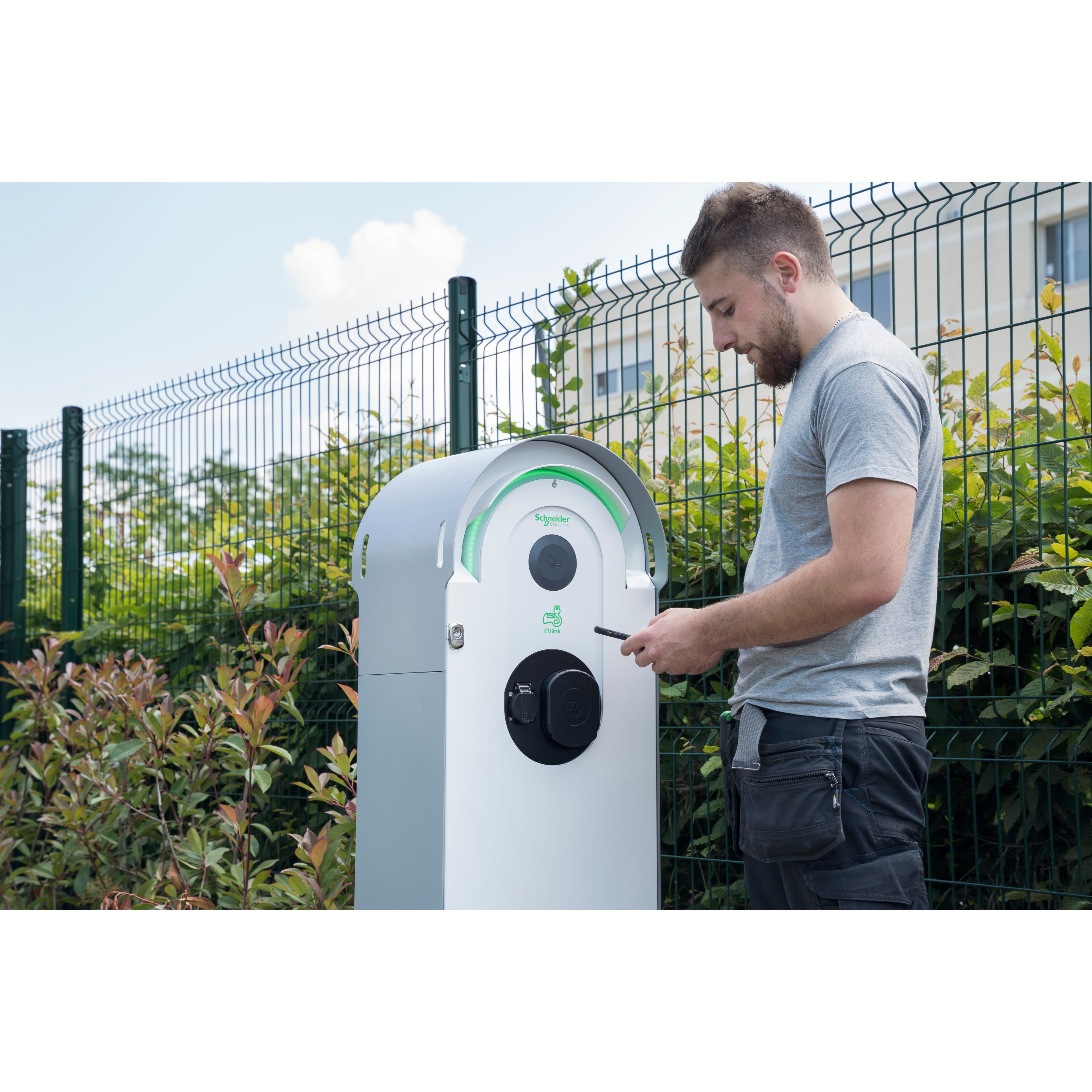 Schneider Electric - Services eMobility - Mise en service sur site de 21 jusqu'à 50 points de charge