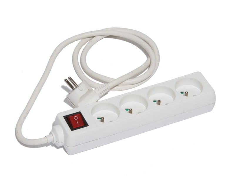 CEBA - Bloc 4 prises domestique blanc + interrupteur - 1,5m de câble HO5VVF 3G1 - IP20