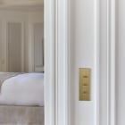 MODELEC - Façade Etroite Longue Confidence en Laiton Satiné à LED 220V 2 Push magnétique