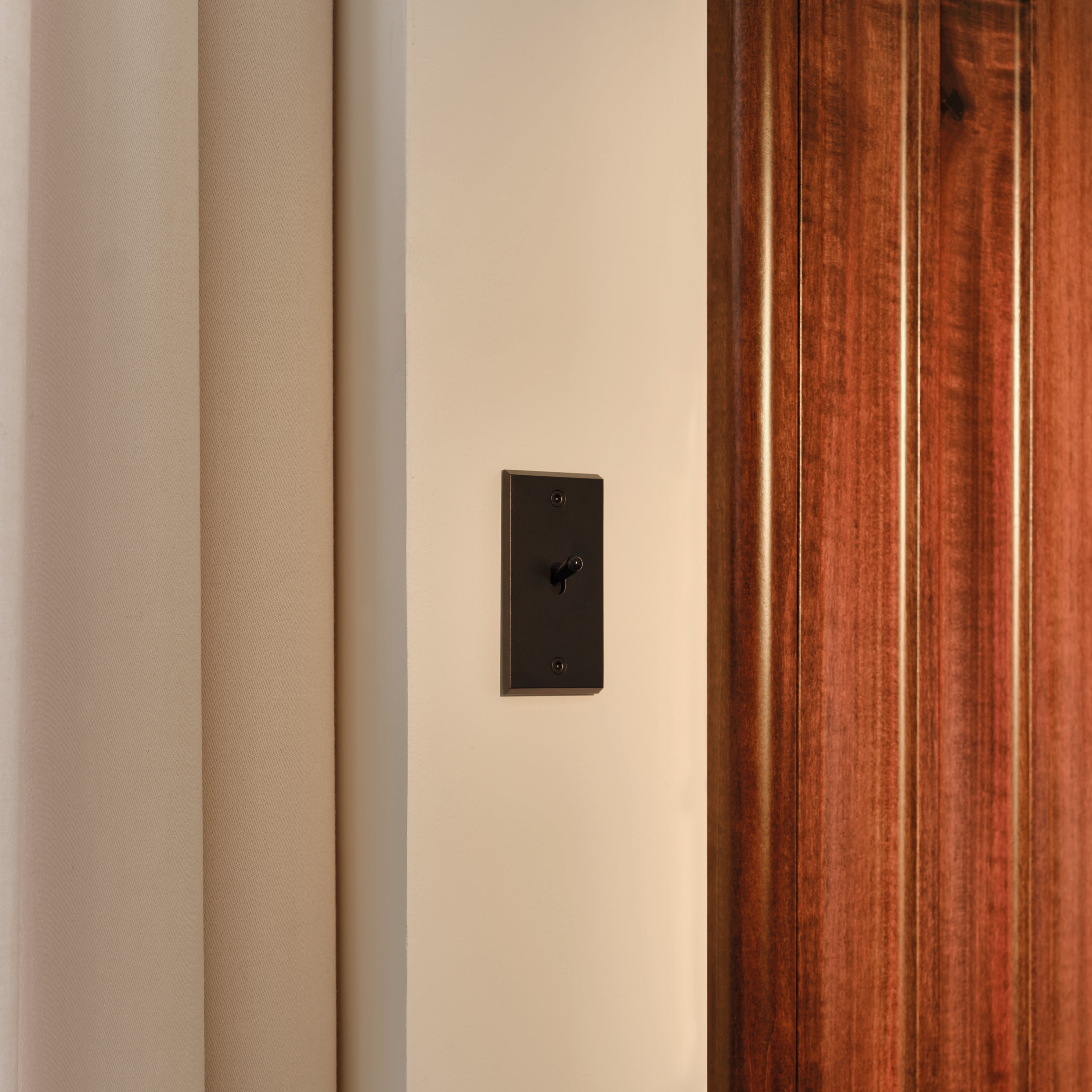MODELEC - Façade Etroite Courte Confidence en Laiton Noir Mat à LED 220V 1 Push Vis