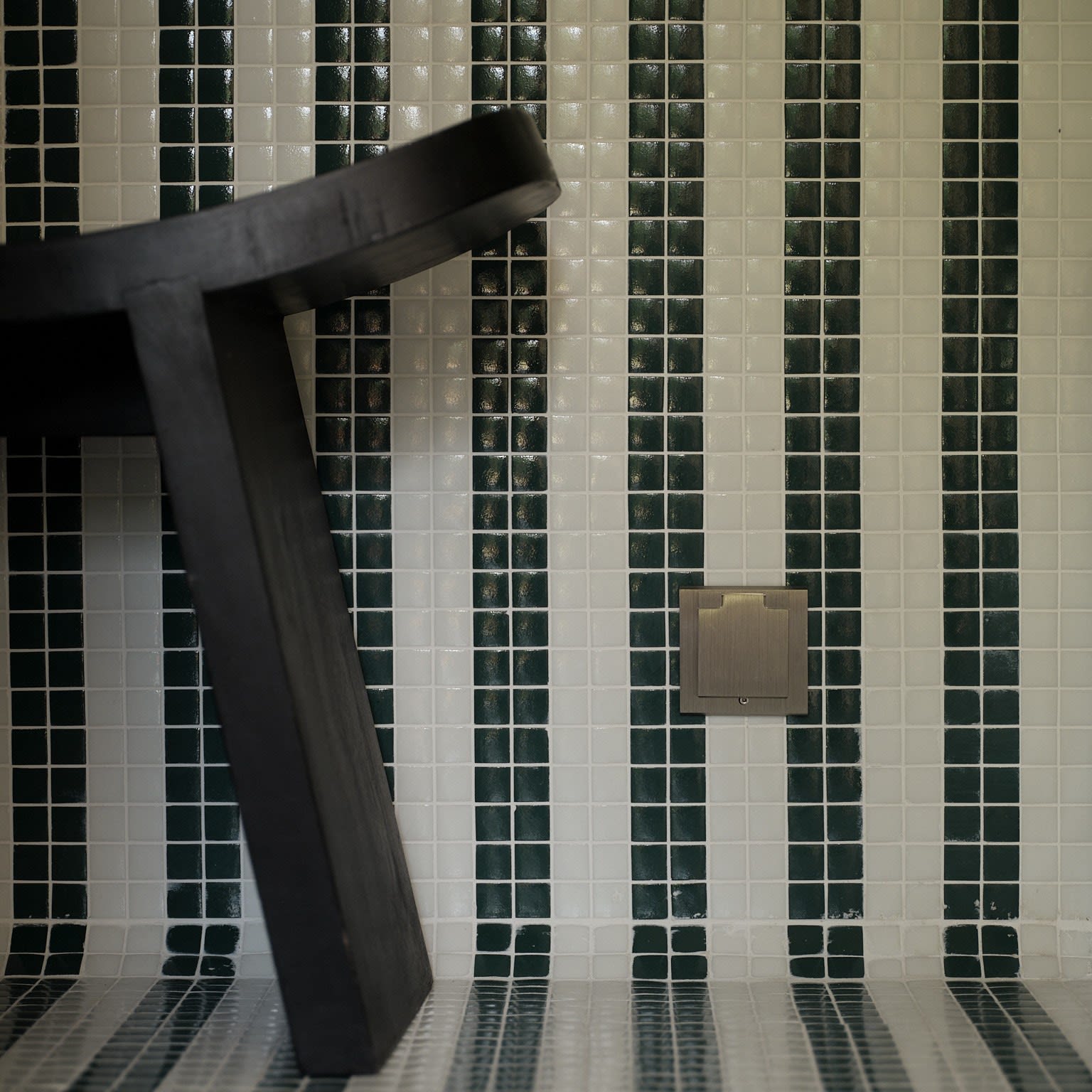 MODELEC - Façade Confidence Laiton Doré horiz. 2x Prise à clapet, puit ivoire, à vis