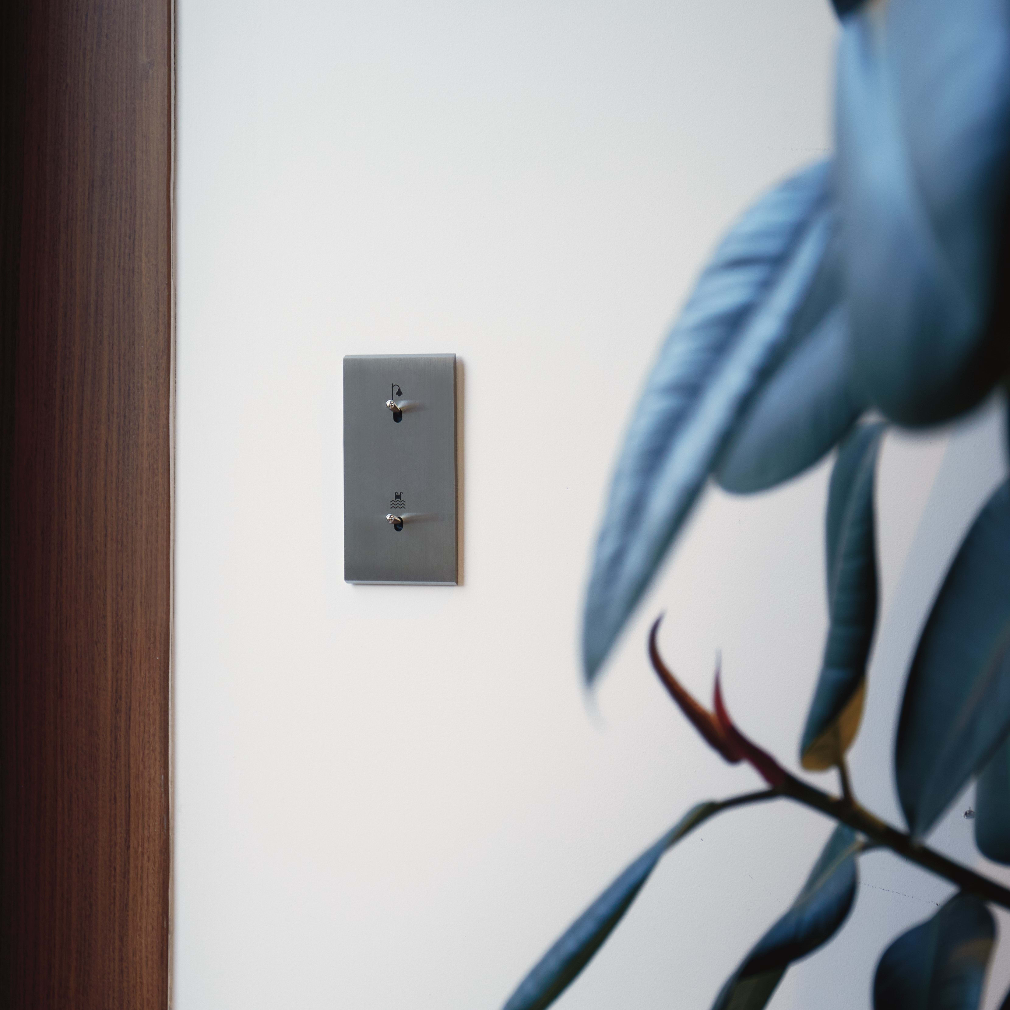 MODELEC - Façade Confidence Laiton Acier Brosse Double Verticale P2+Led P2+Led Magnetique