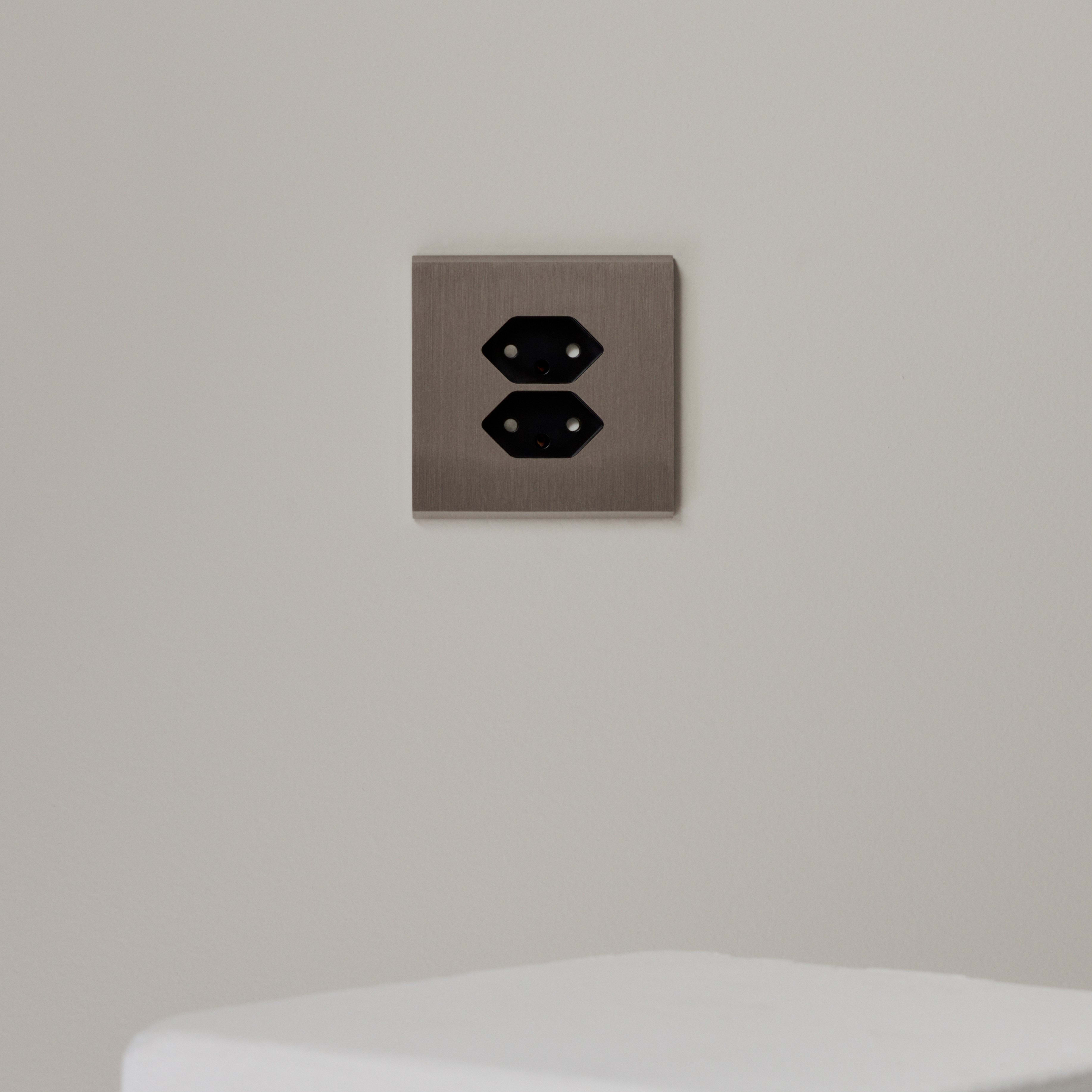 MODELEC - Façade Confidence Laiton Acier Brossé Prise De Courant Double Suisse Magnétiq