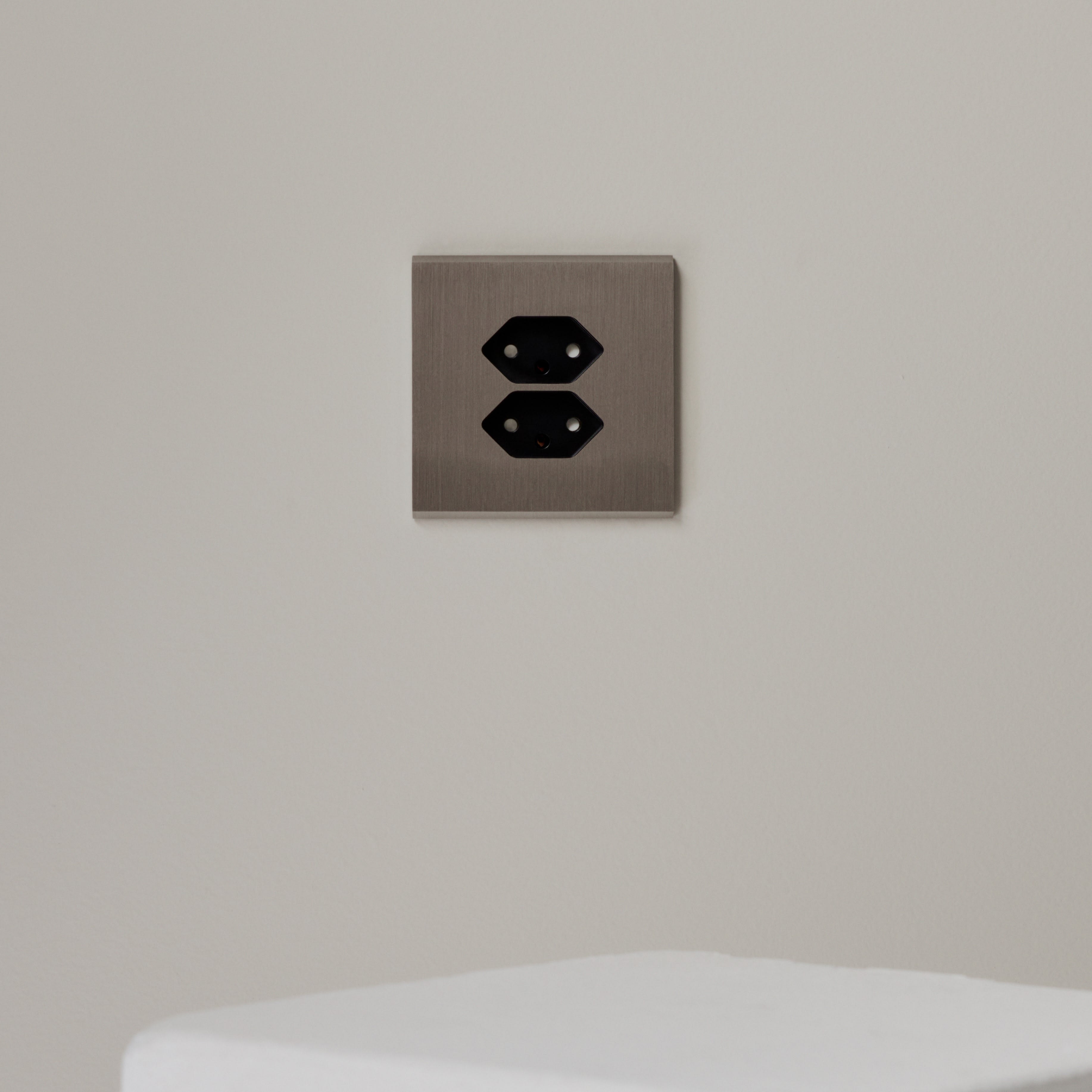 MODELEC - Façade Confidence Laiton Blanc Mat Prise De Courant Double Suisse à Vis