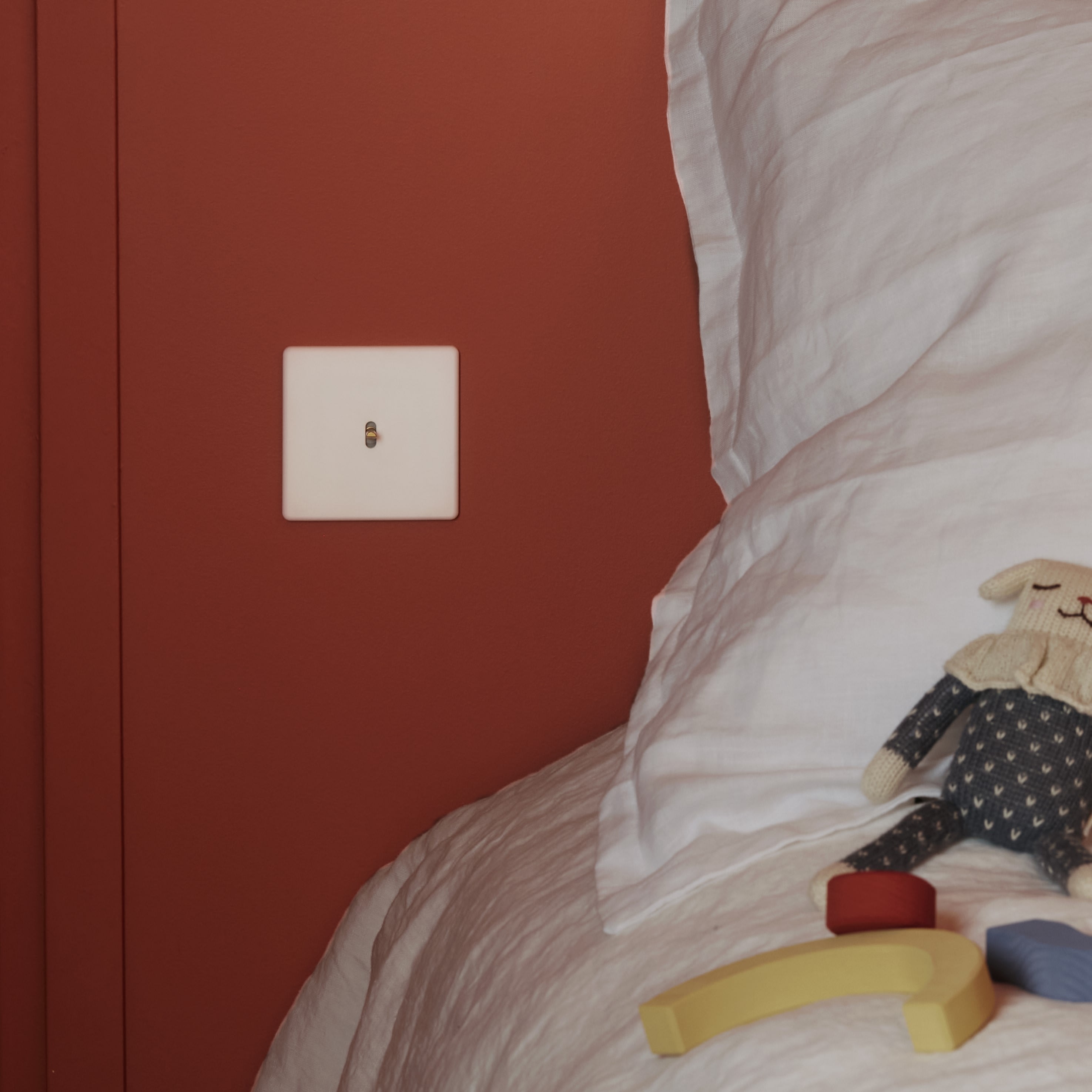 MODELEC - Façade Hitera Blanc Soft Touch Prise De Courant Simple Suisse Magnétique