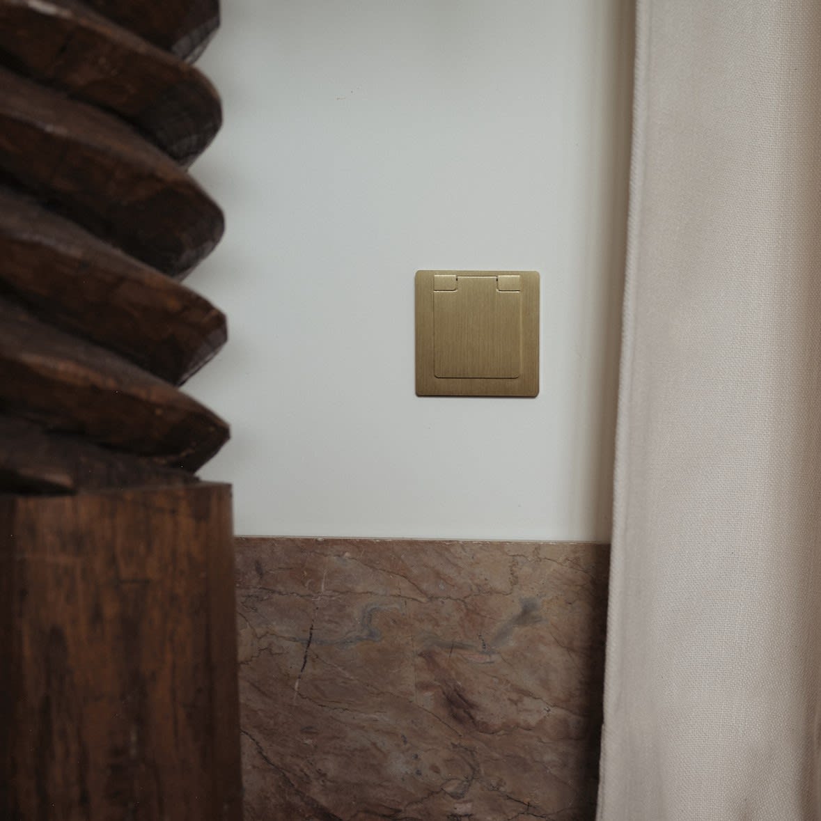 MODELEC - Façade Confidence Laiton Nickel Satiné Prise De Courant à Clapet