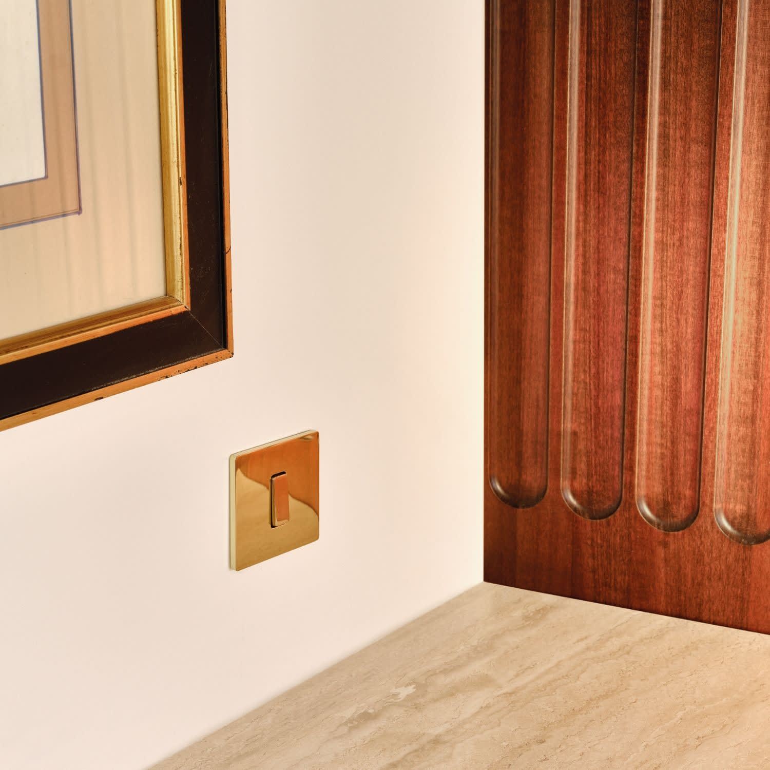 MODELEC - Façade "M" Laiton Miroir Triple Horizontale 1 Media 1 Media 1 Media magnétique