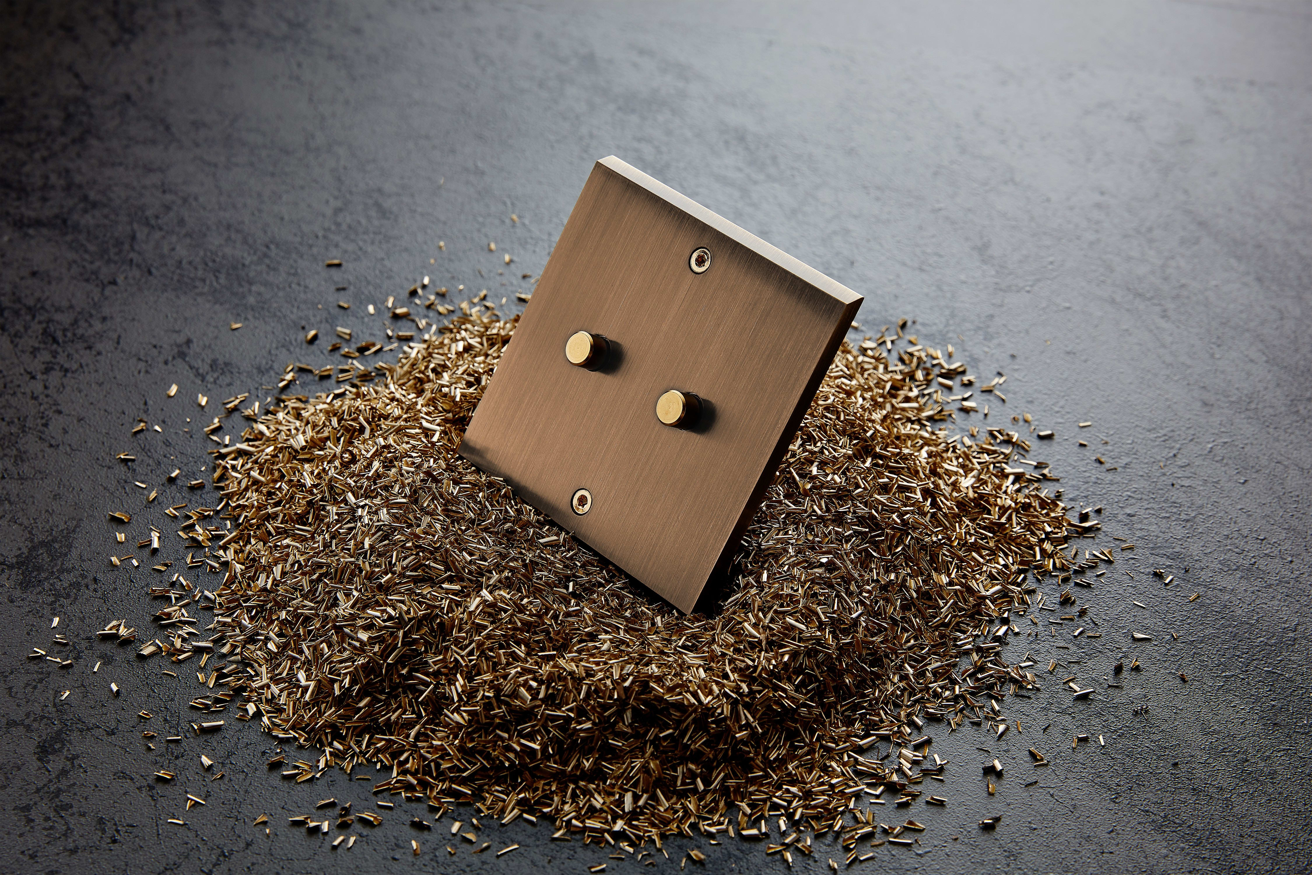 MODELEC - Façade Confidence Laiton Or Miroir Double Prise De Sol M1-U1 Prise 2P+T