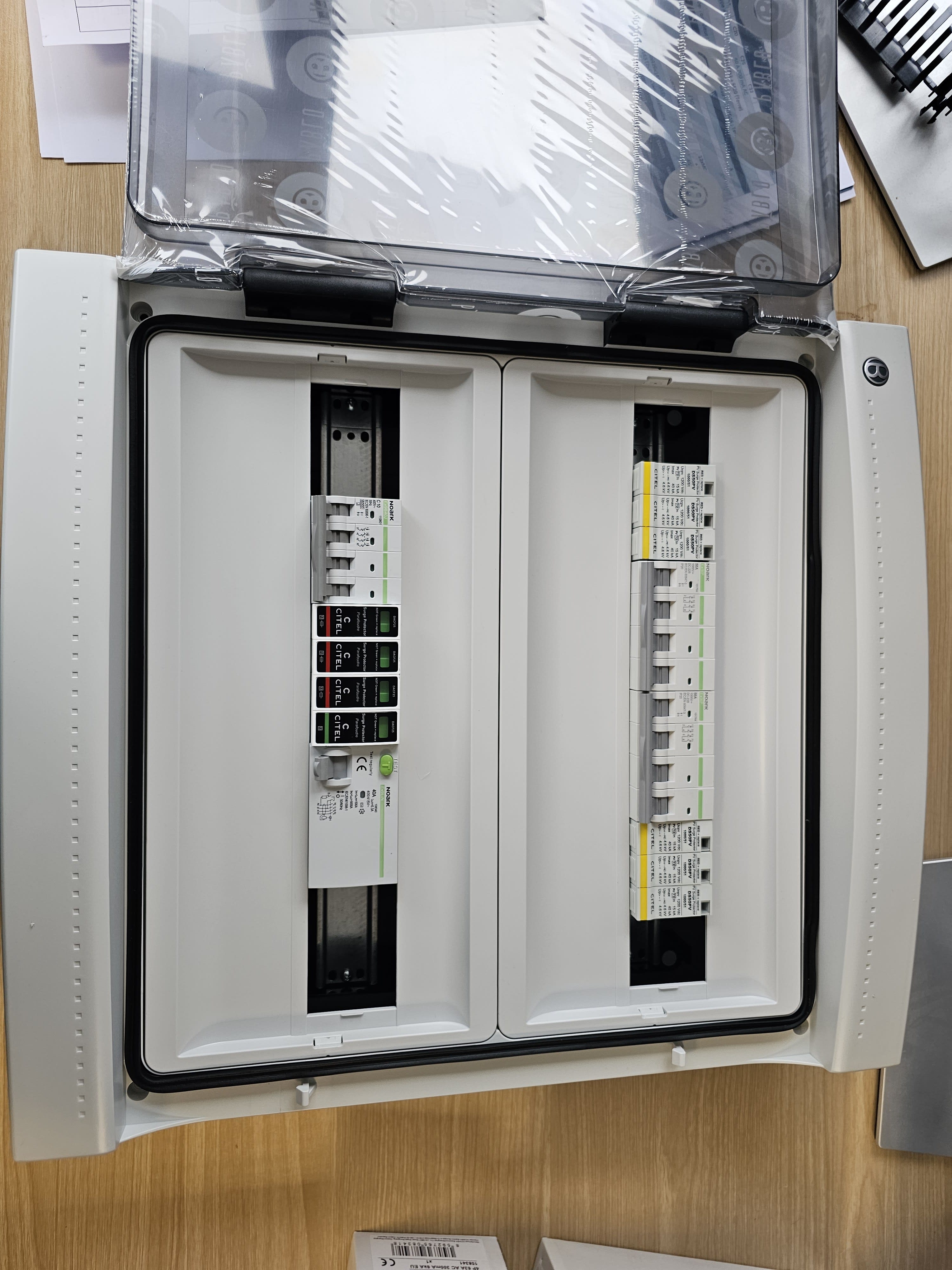 Madenr - Coffret DC+AC 1000V Triphasé 2MPPT de 2 String avec para 1 ond 4-5kW (C10) 300mA