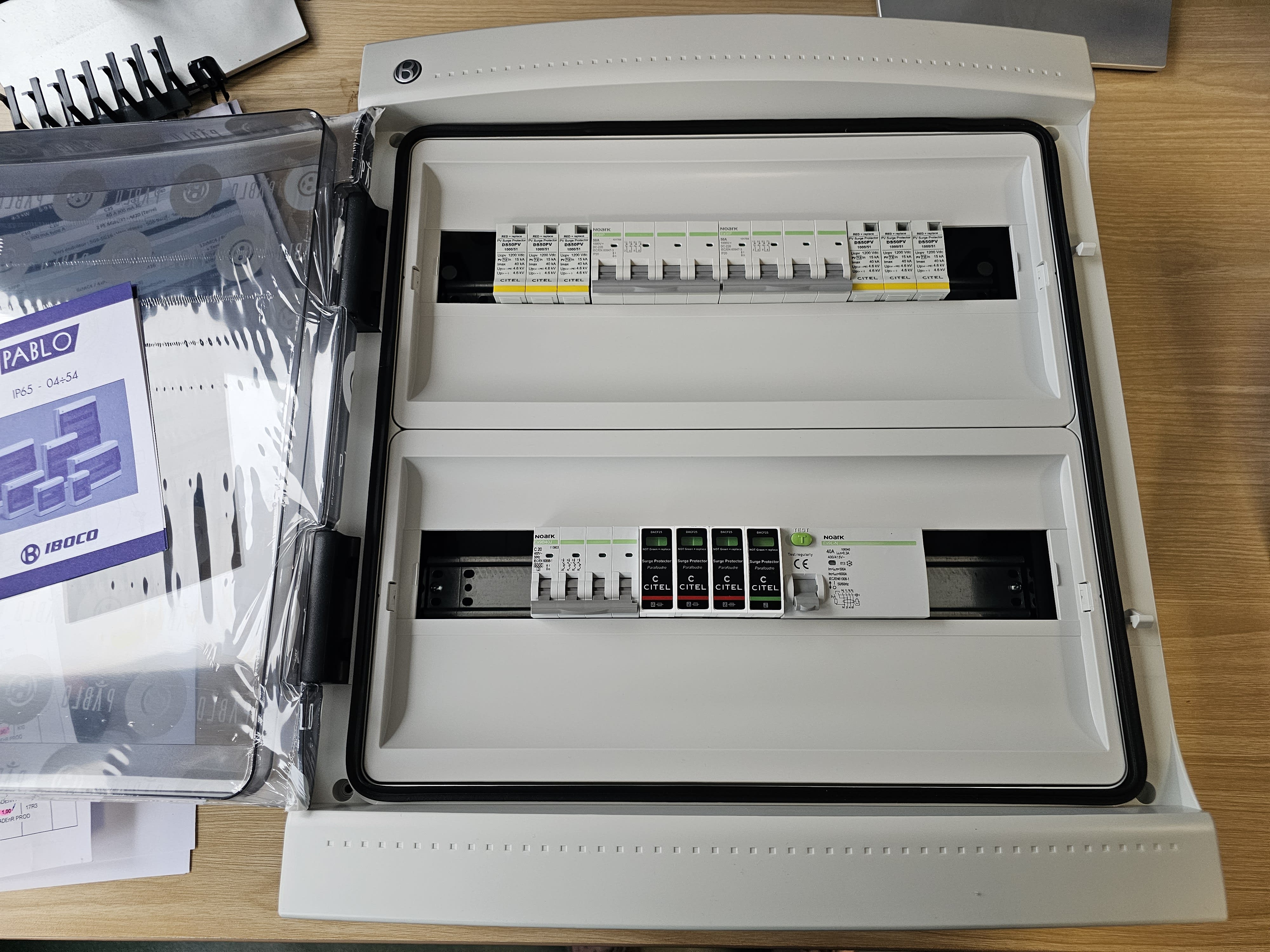 Madenr - Coffret DC+AC 1000V Triphasé 2MPPT de 2 Strings avec para 1 ond 10kW (C20) 300mA