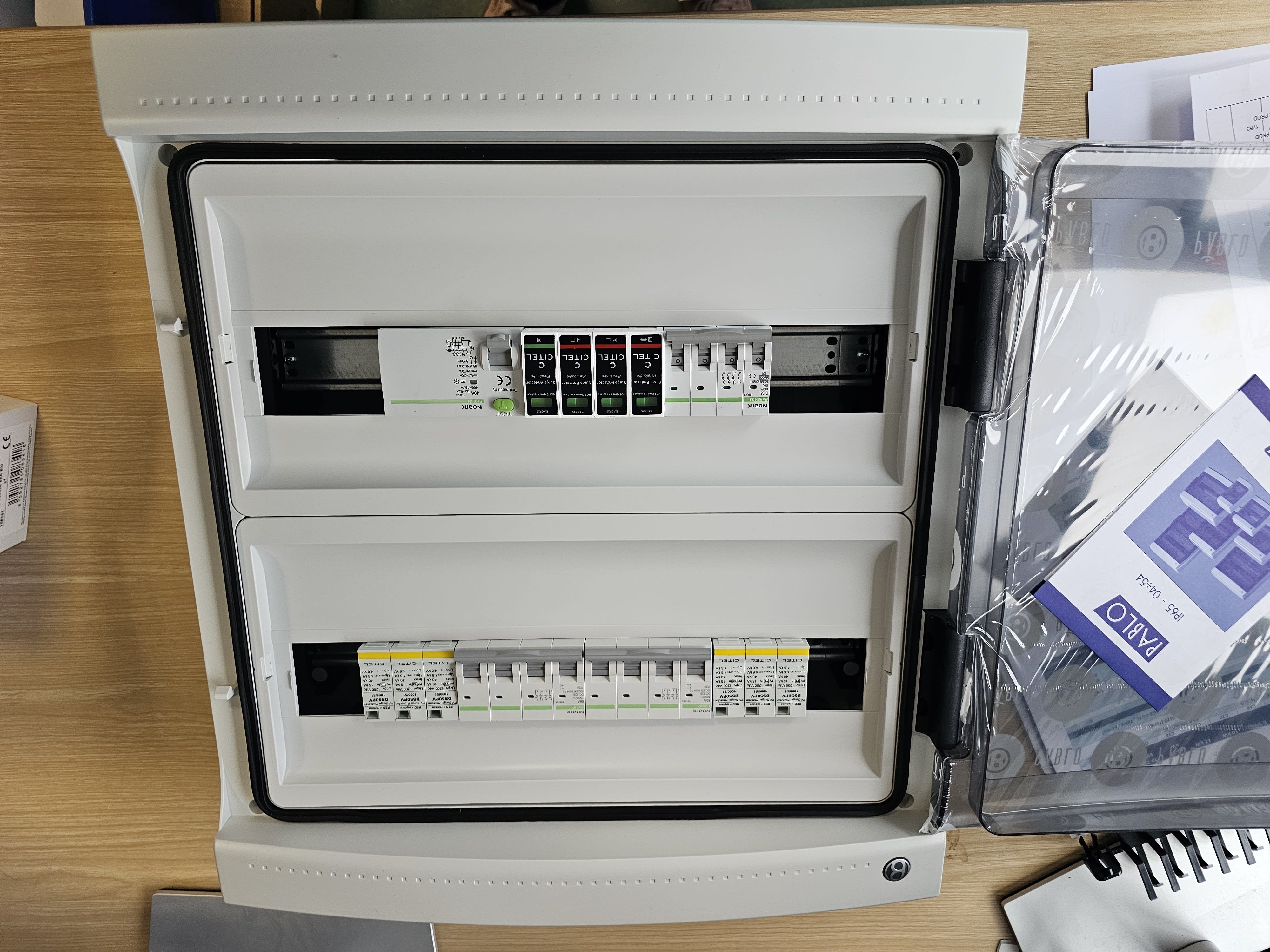 Madenr - Coffret DC+AC 1000V Triphasé 2MPPT de 2 Strings avec para 1 ond 12kW (C25) 300mA