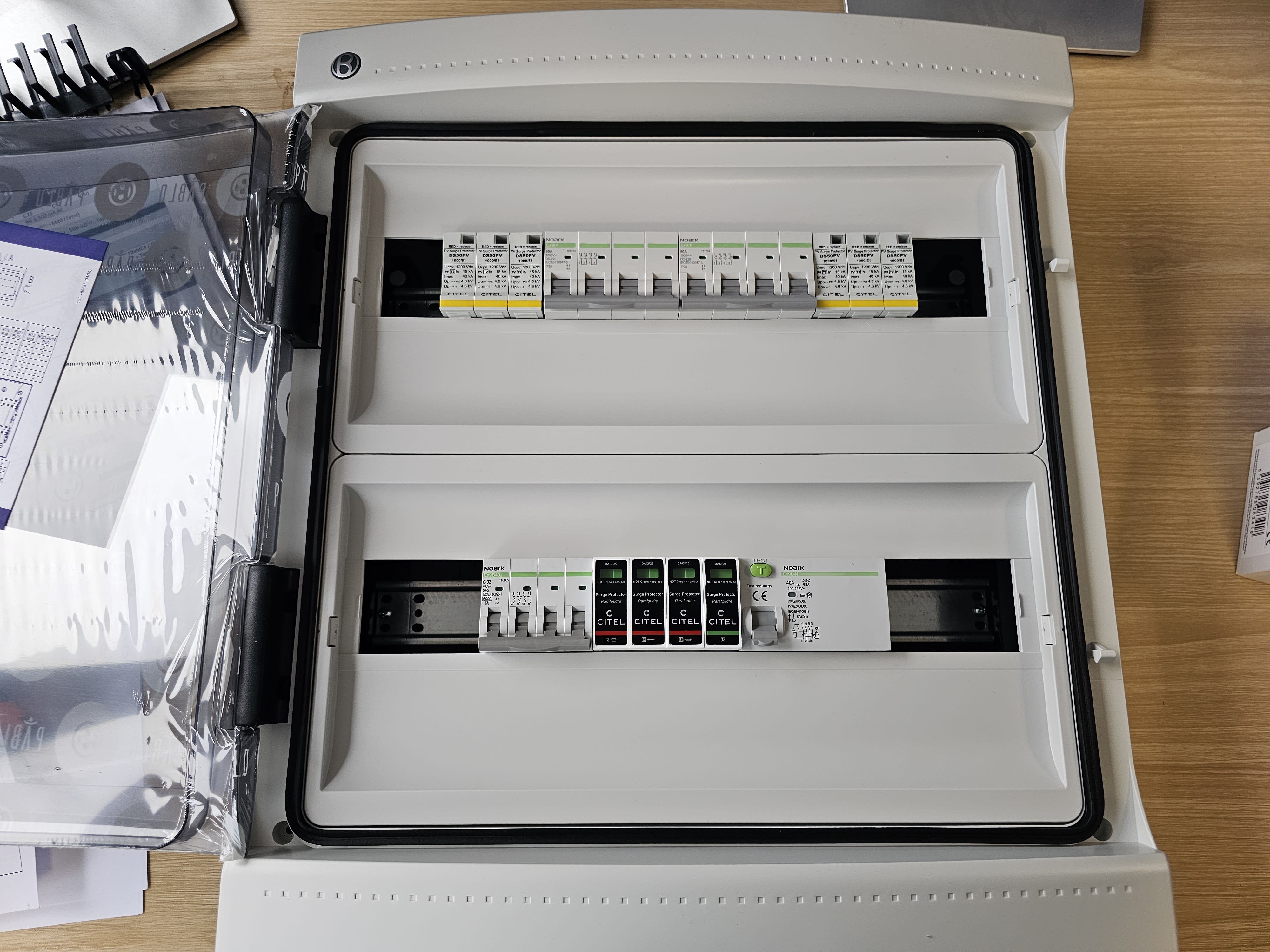 Madenr - Coffret DC+AC 1000V Triphasé 2MPPT de 2 Strings avec para 1 ond 15kW (C32) 300mA
