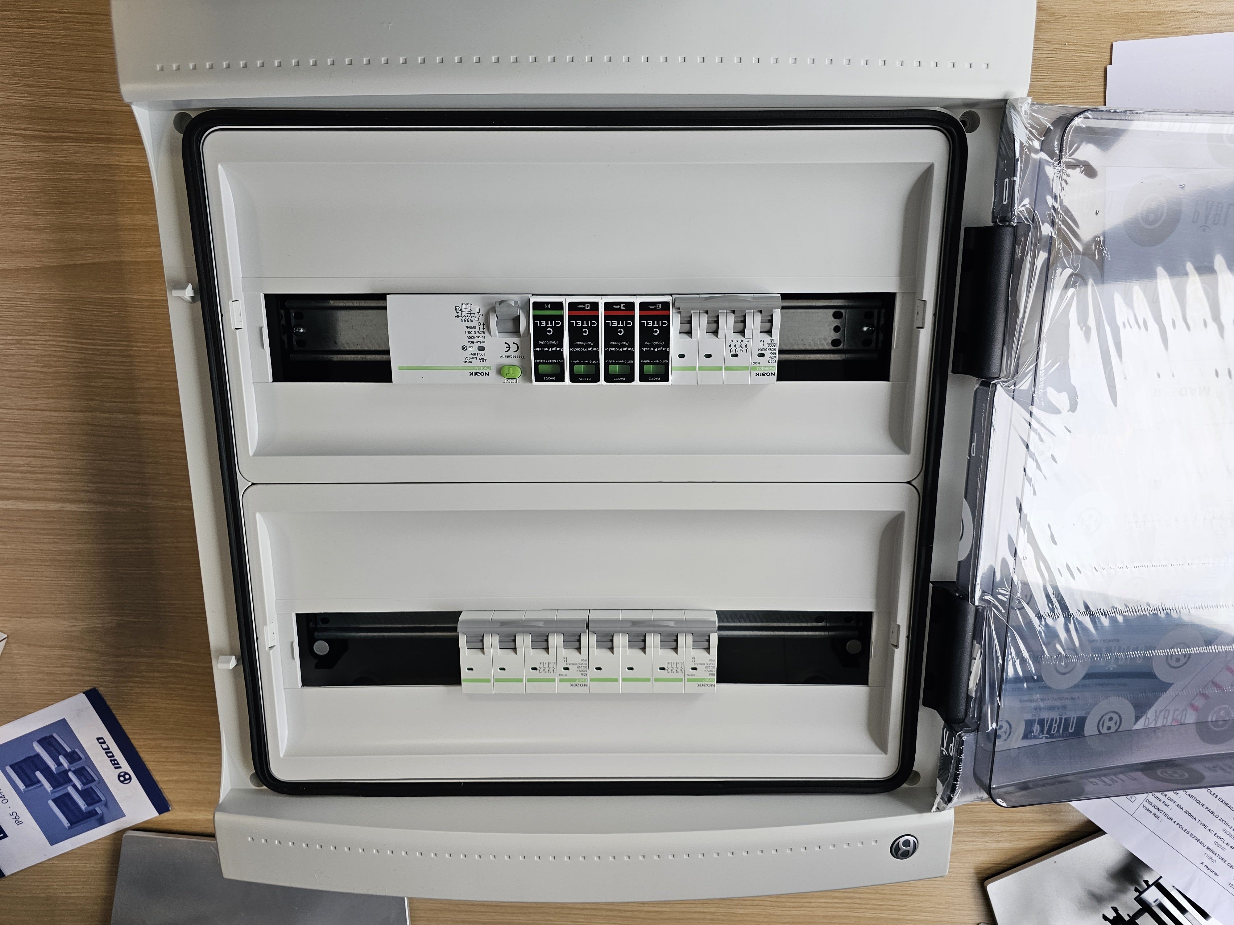 Madenr - Coffret DC+AC 1000V Triphasé 2MPPT de 2 String sans para 1 ond 4-5kW (C10) 300mA