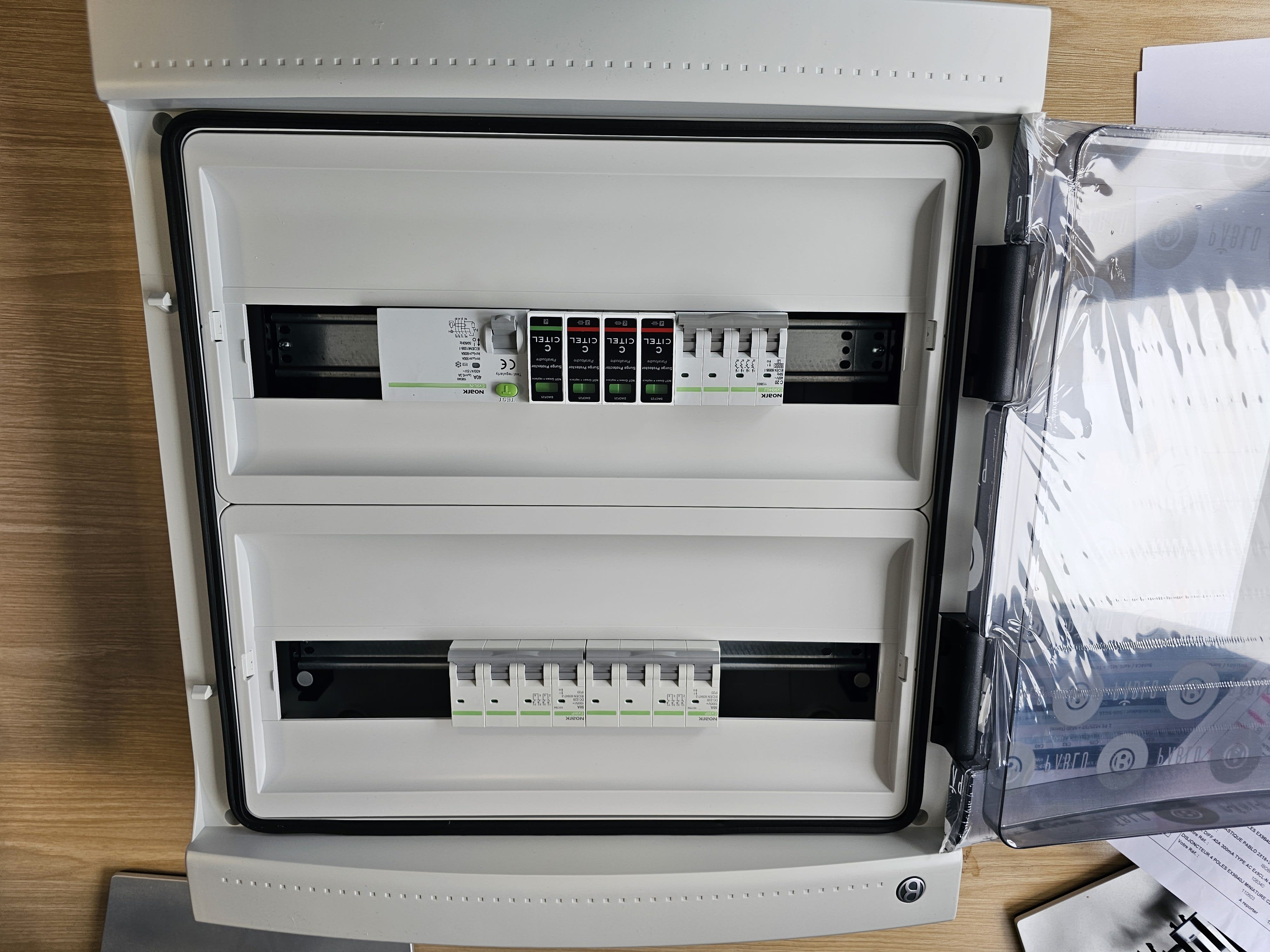 Madenr - Coffret DC+AC 1000V Triphasé 2MPPT de 2 Strings sans para 1 ond 10kW (C20) 300mA