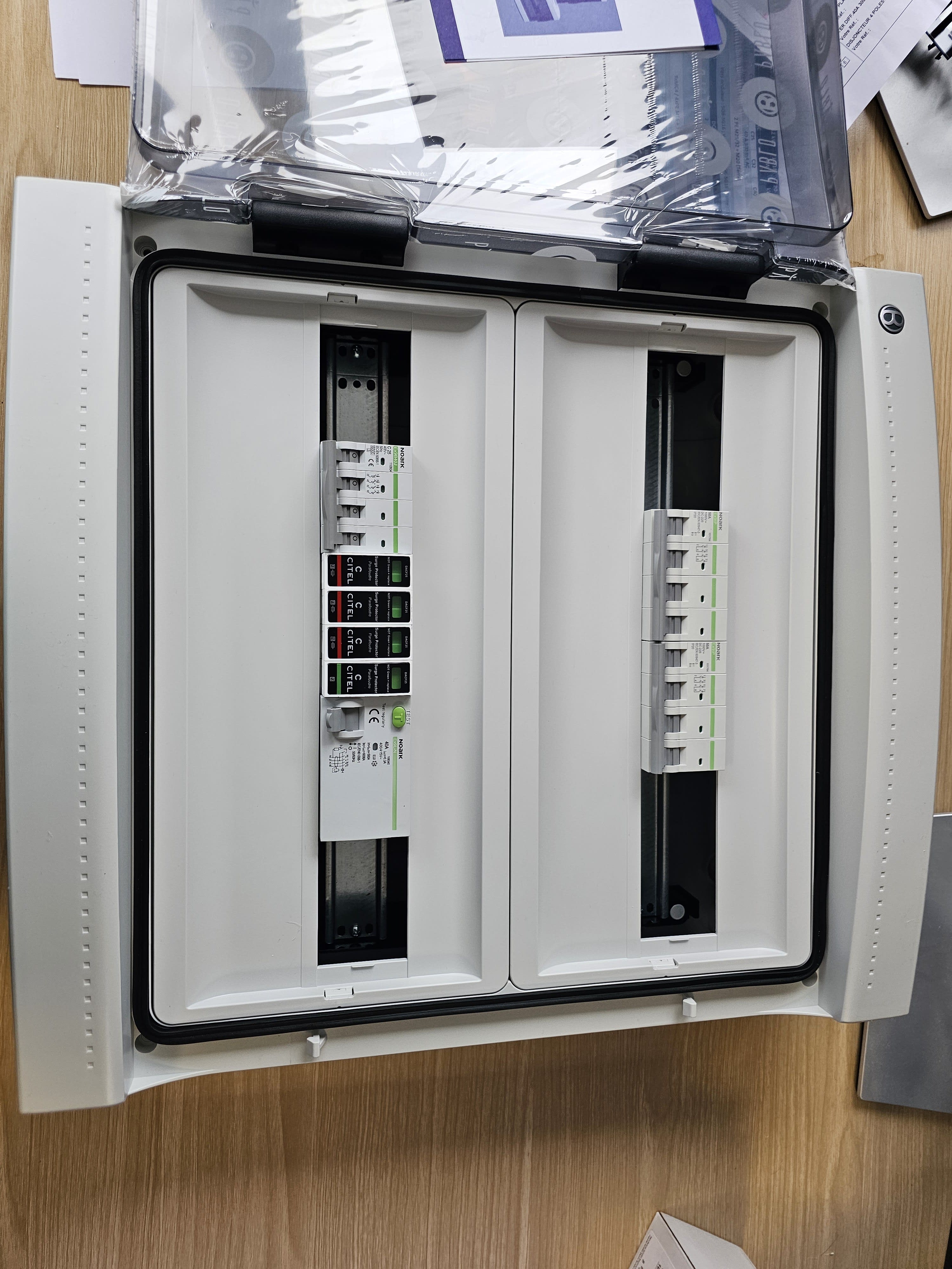 Madenr - Coffret DC+AC 1000V Triphasé 2MPPT de 2 Strings sans para 1 ond 12kW (C25) 300mA