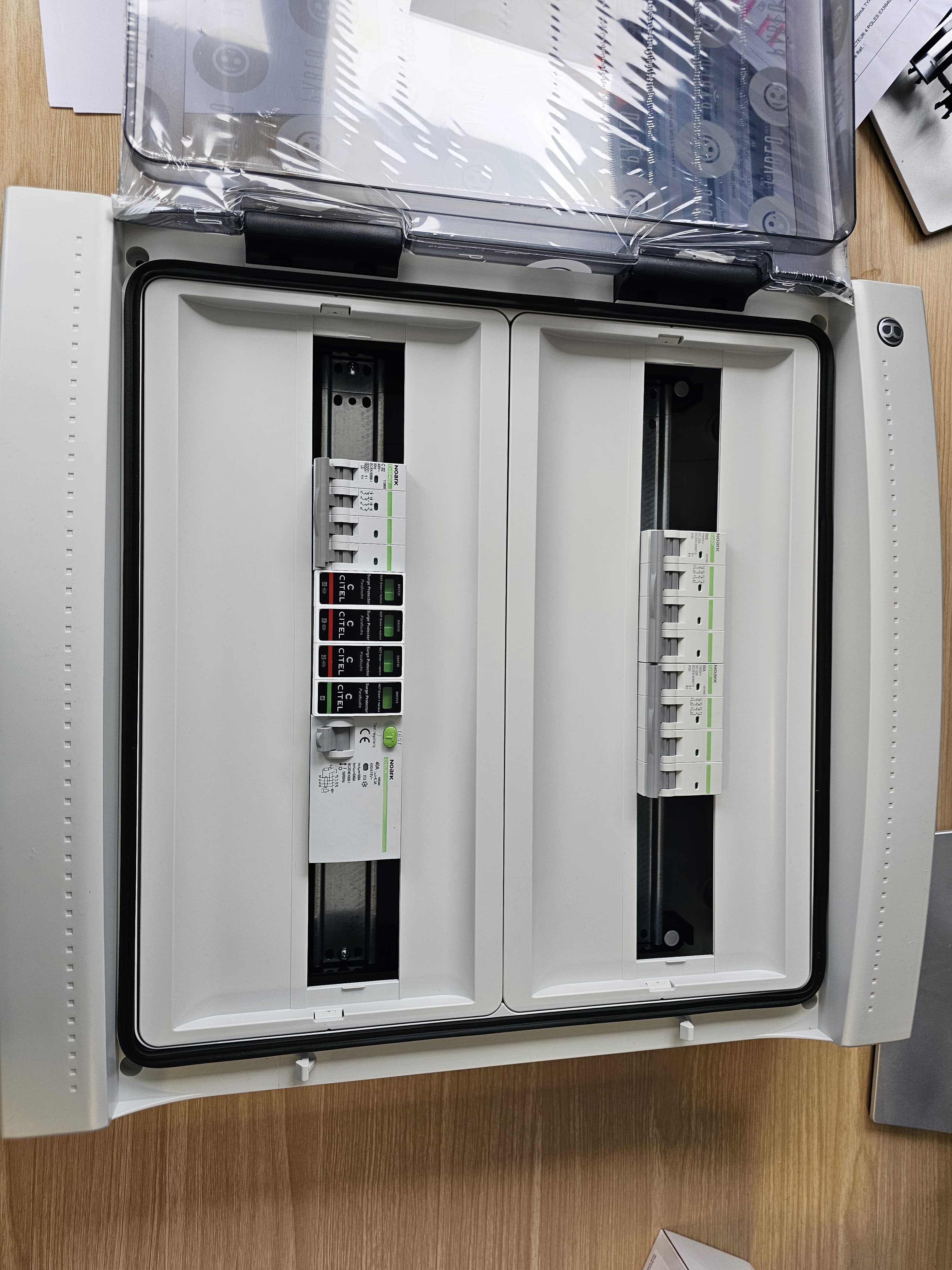 Madenr - Coffret DC+AC 1000V Triphasé 2MPPT de 2 Strings sans para 1 ond 15kW (C32) 300mA