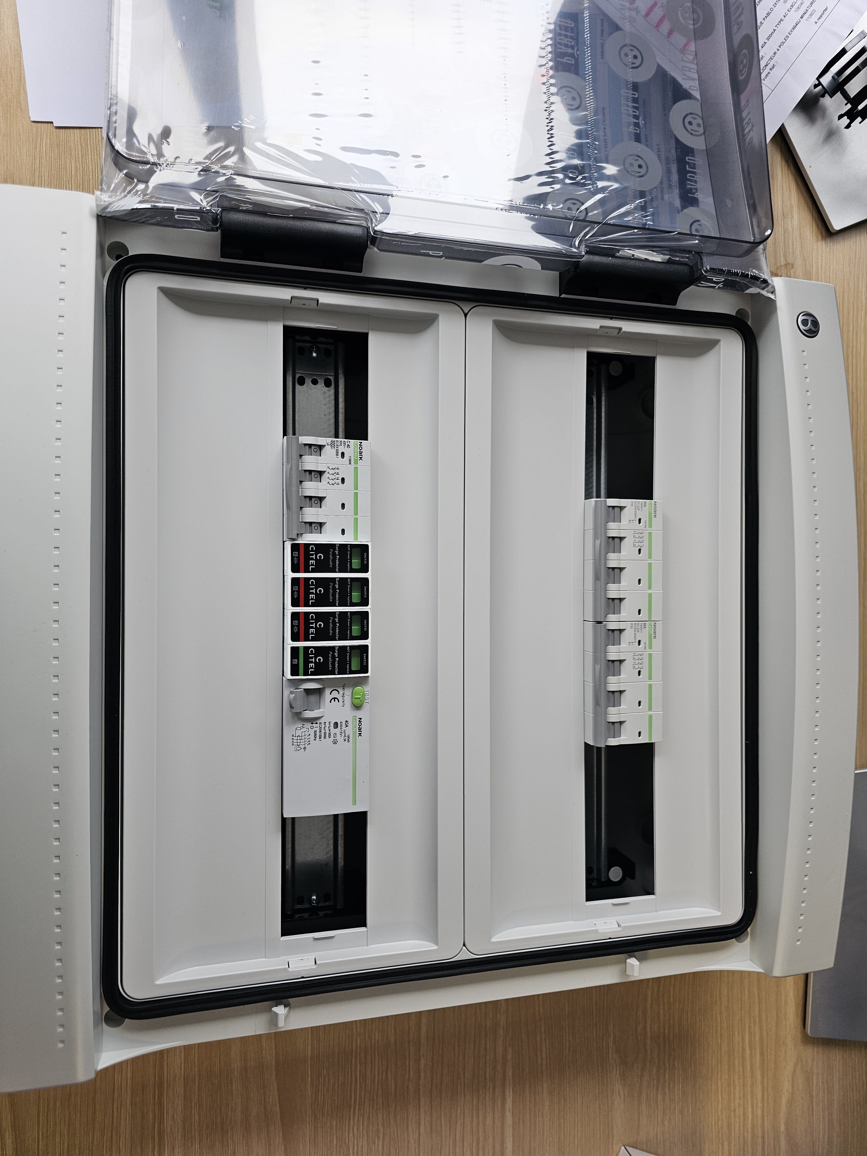 Madenr - Coffret DC+AC 1000V Triphasé 2MPPT de 2 Strings sans para 1 ond 25kW (C40) 300mA