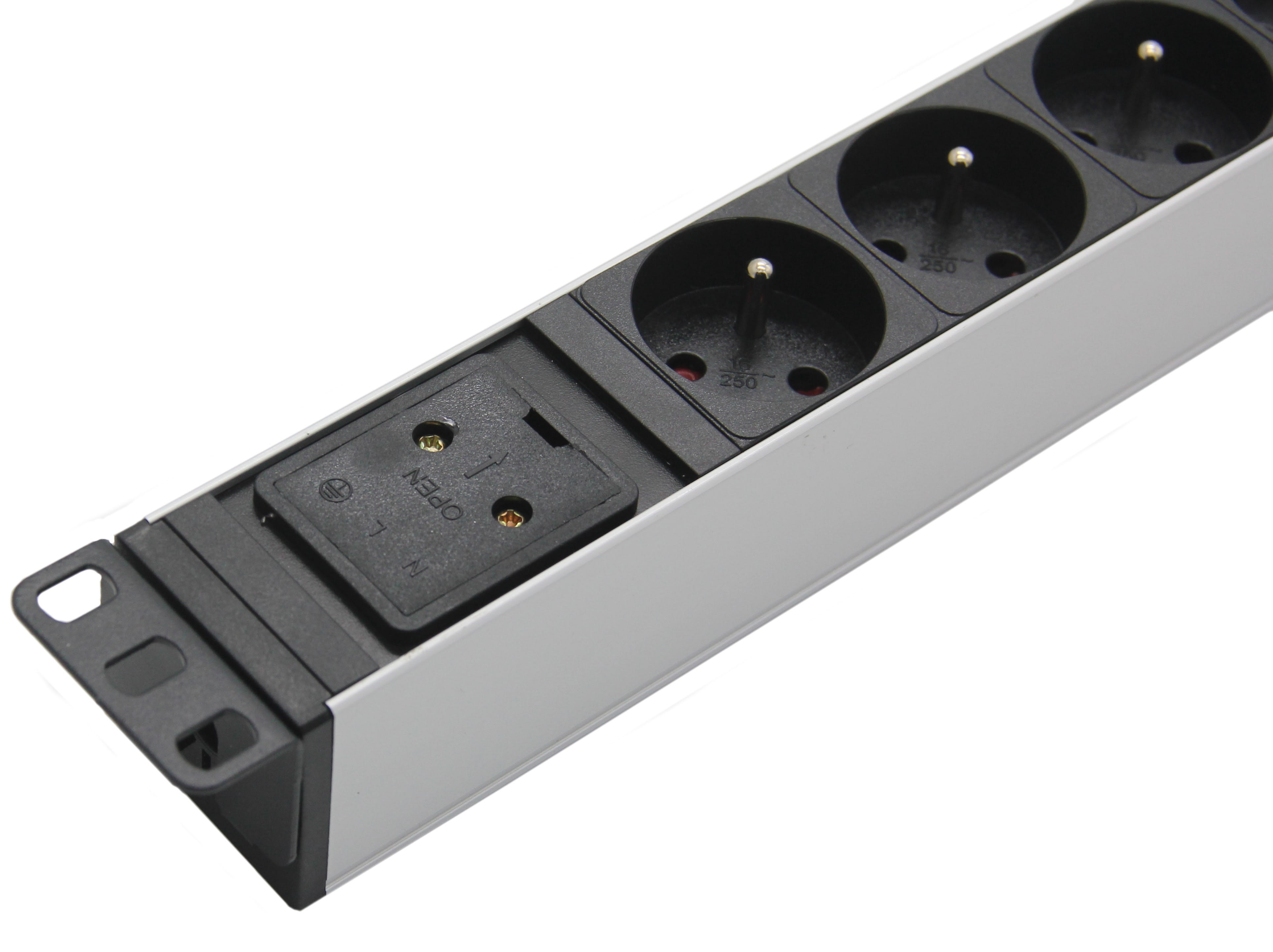 Uniformatic - BANDEAU 19" (PDU) 8 PRISES 2P+T AVEC BORNIER DE CONNEXION (SANS CABLE)