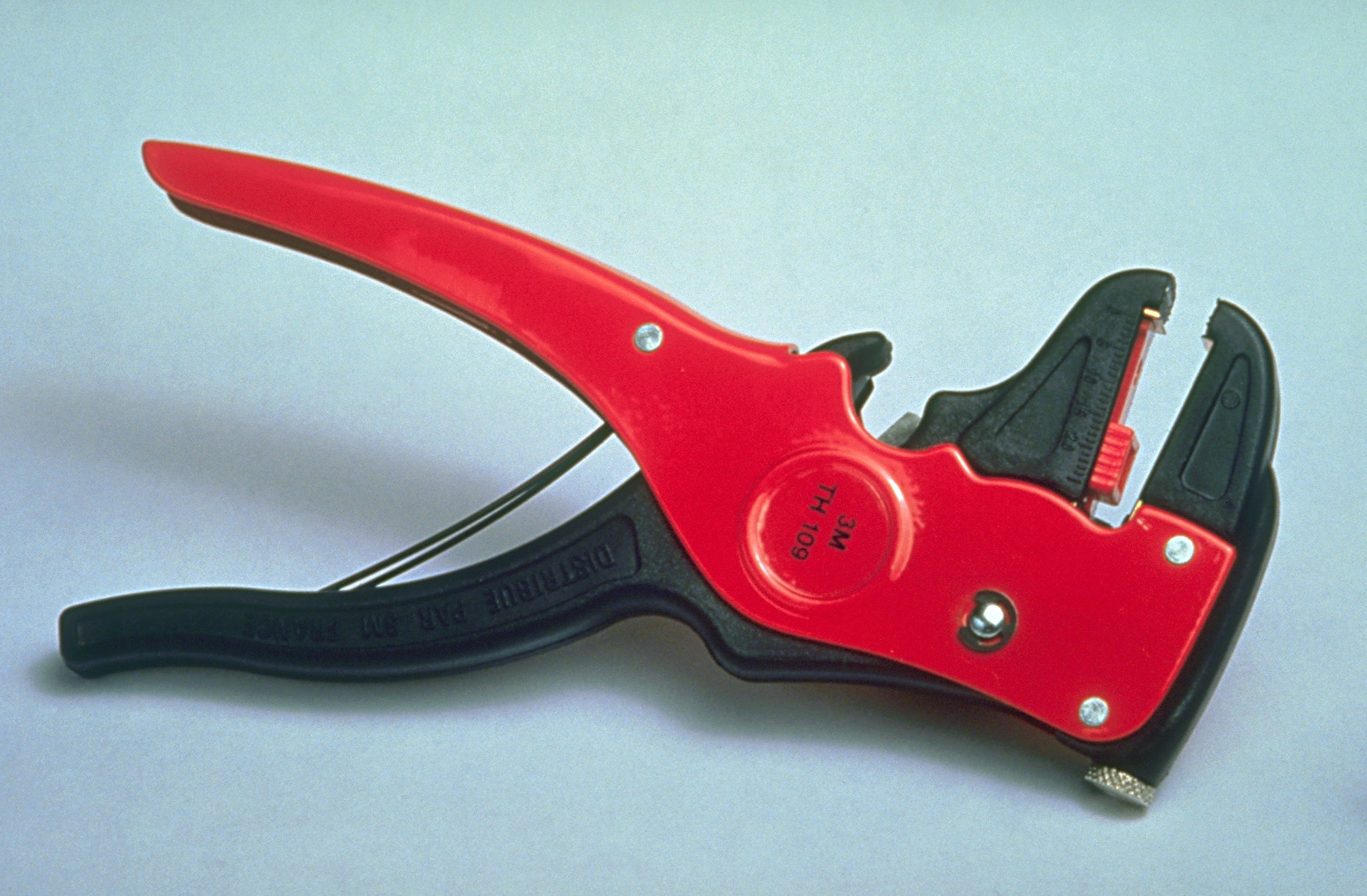 3M Electricite - 3M TH 109 Pince à couper et dénuder autoréglable fils de sections 0,2 à 6 mm²