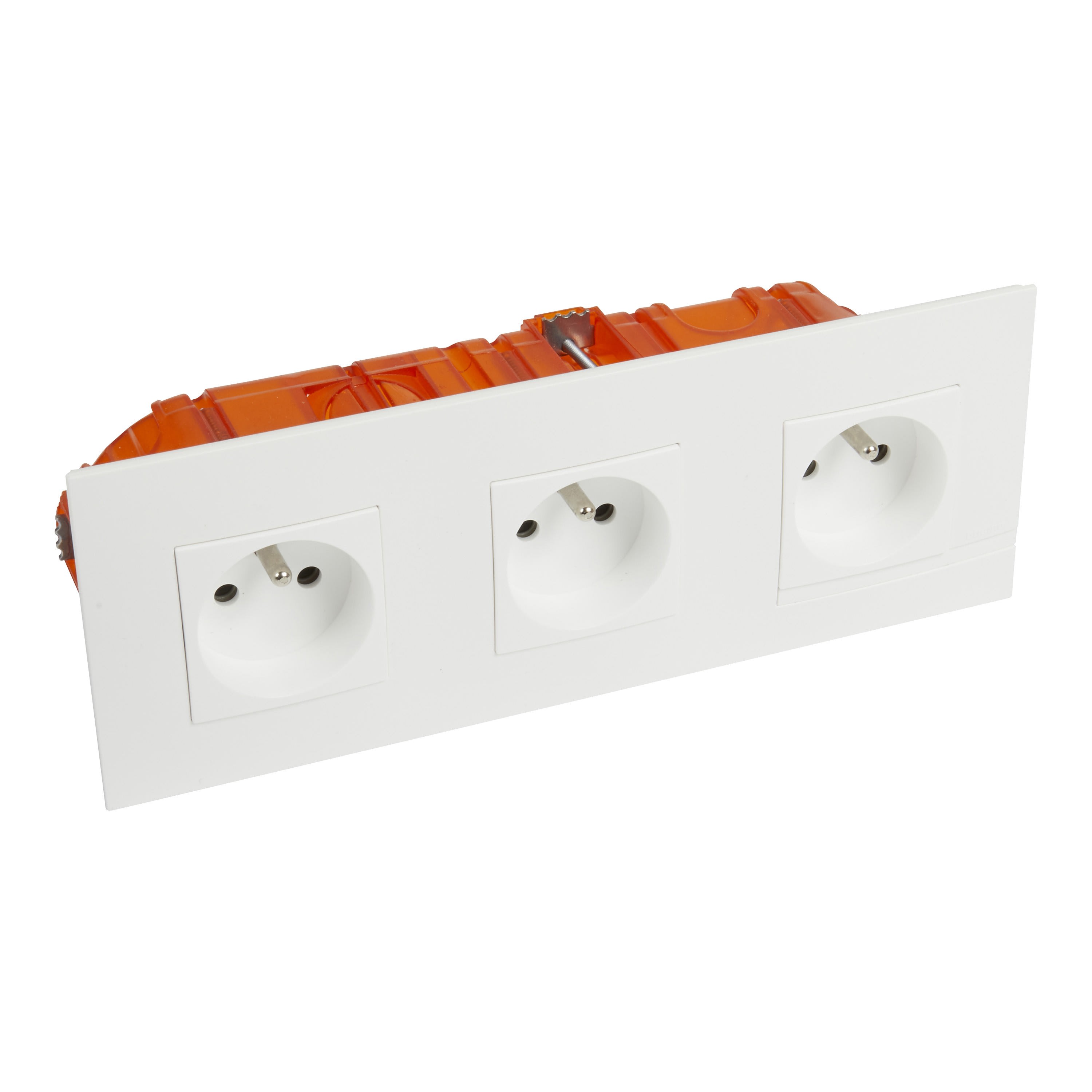 Bticino - Triple prise de courant précâblée complet et boite d'encastrement - Neige