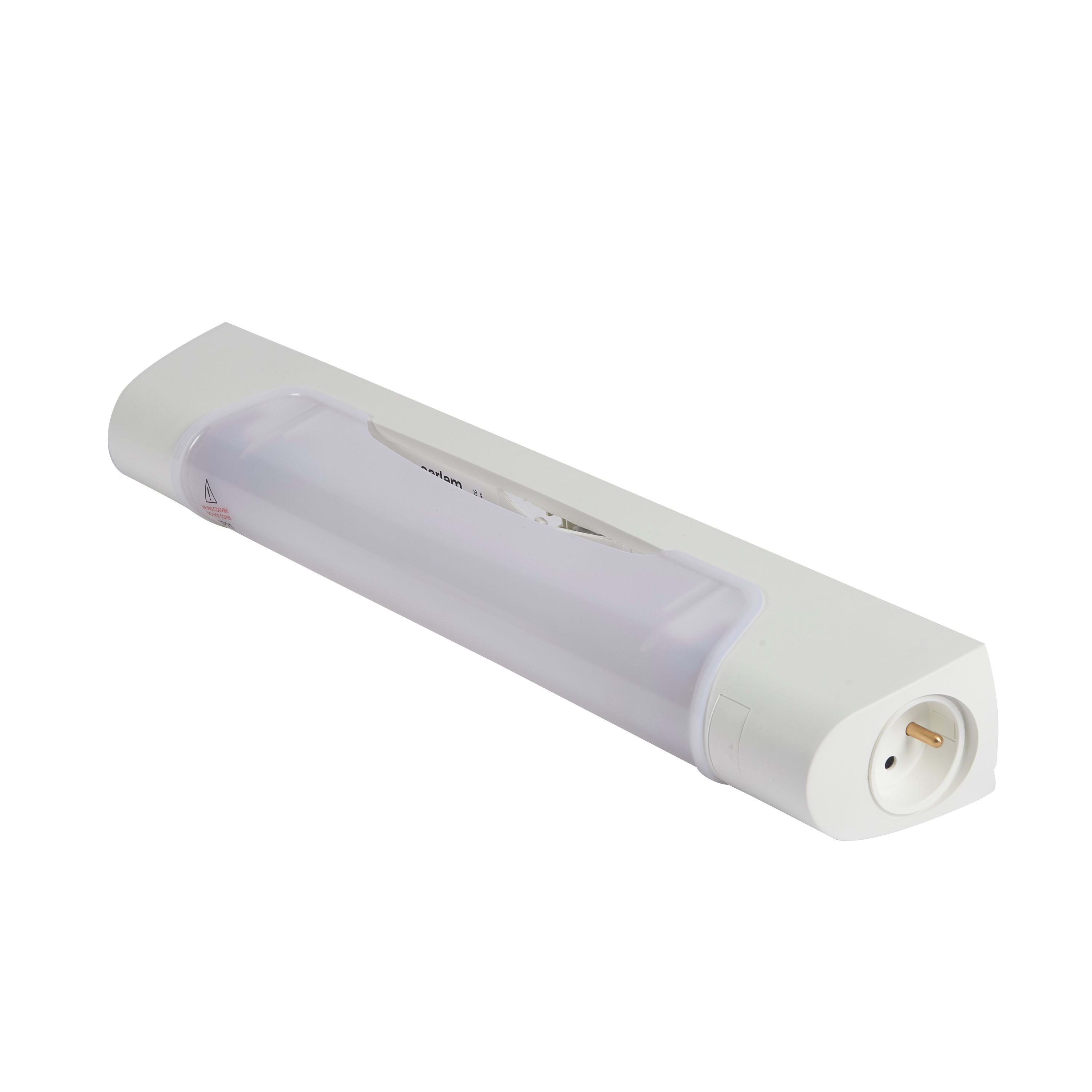 Sarlam - Applique standard 470mm IP21 et IK04 Prismaline équipée tube LED S19 +prise 2P+T