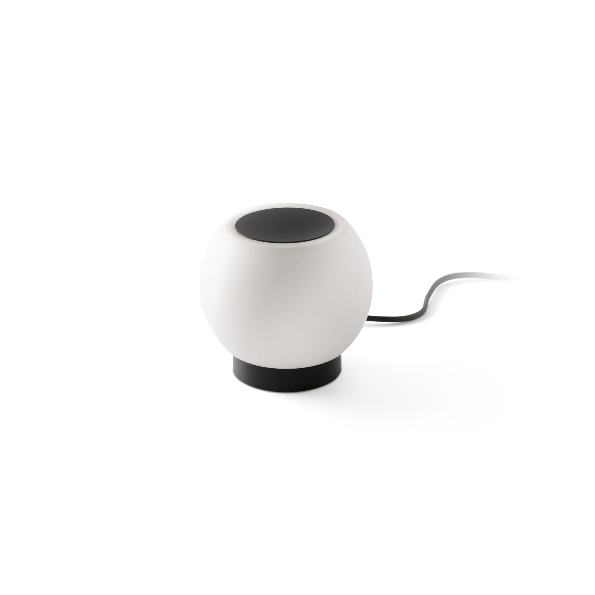 Faro - MOY, lampe de table noire de Nahtrang, alliant polyvalence et design minimaliste