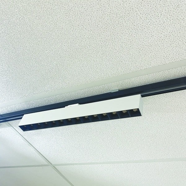 Cubispot - RECTA PROJ. L560 IRC80 25W ON/OFF DIFF. PRISMATIQUE 3084Lm 3000°K GRIS + ADAPT
