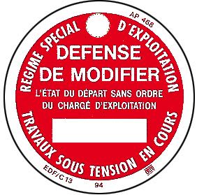 Catu - Macaron de consignation. Matière plastique, fond rouge.