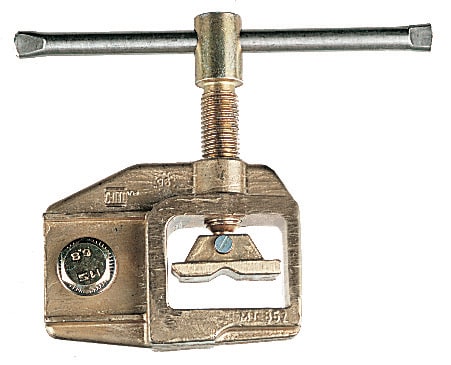 Catu - Etau de terre. Icc: 63 kA/1s. Capacité : Sabots de terre à ailettes