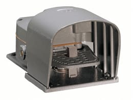 LOVATO ELECTRIC - Interrupt a un pedale en métal protégé avec dispos. de verrouil., 1NO+1NC SLOW