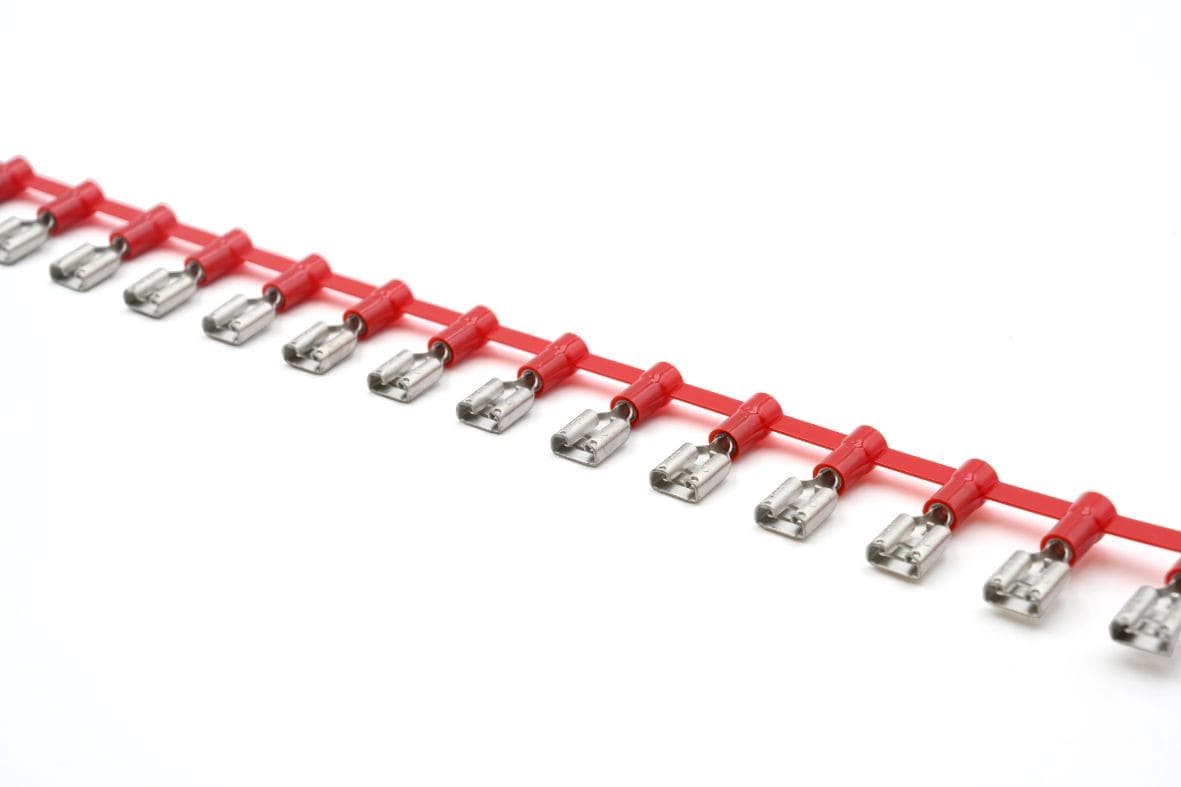 Cembre - Clip femelle partiellement isolé rouge (0,25 à 1,5 mm²) - 2,8 X 0,5 mm en bande