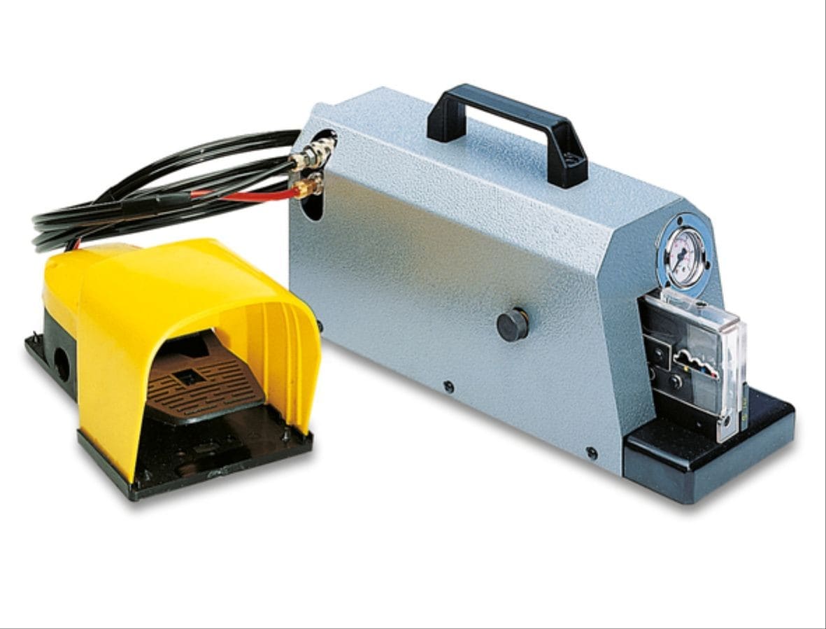 Cembre - Presse à sertir pneumatique d'établi pour clips ronds en PC (0,5 à 2,5 mm²)