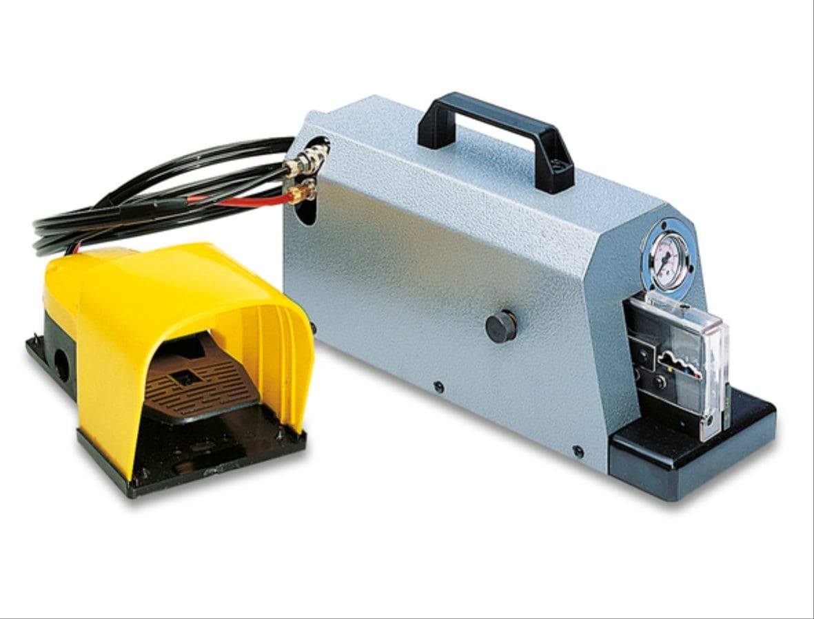 Cembre - Presse à sertir pneumatique d'établi pour cosses nues (0,25 à 10 mm²)