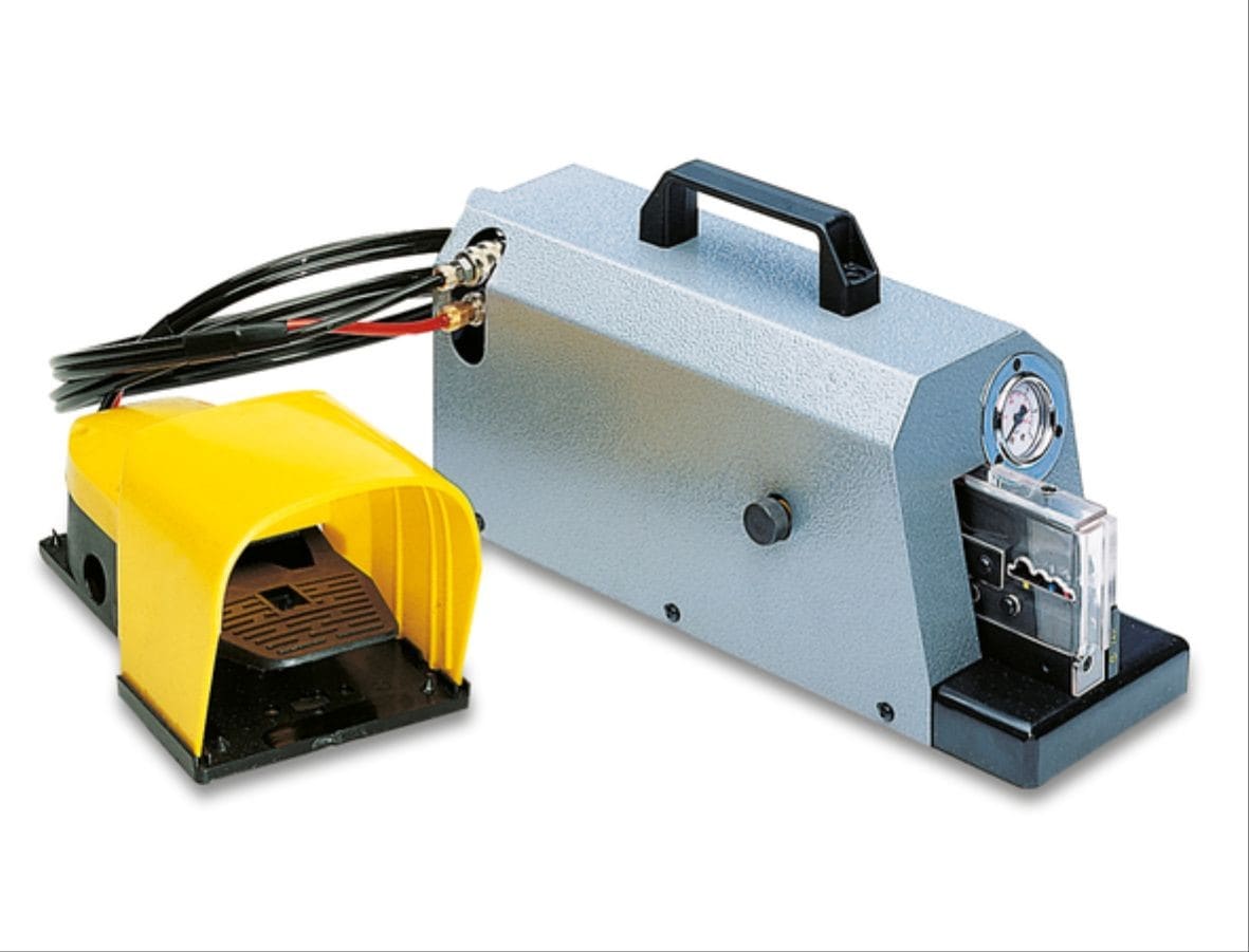 Cembre - Presse à sertir pneumatique d'établi pour cosses préisolées nylon (1,5 à 10 mm²)