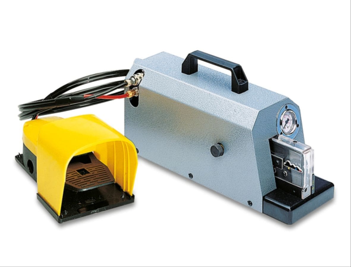 Cembre - Presse à sertir pneumatique d'établi pour cosses préisolées nylon (10 à 16 mm²)