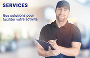Homme souriant tenant une tablette, promouvant les services de Sonepar pour faciliter vos activités professionnelles
