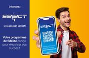 Homme souriant montrant un smartphone avec un QR code, promouvant le programme de fidélité Sonepar Select