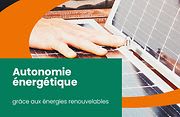 main sur un panneau photovoltaïque