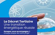 main sur une boule en verre représentant la Terre