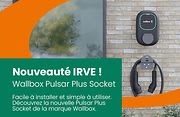 Borne de recharge de véhicules électriques fixée au mur d'une maison