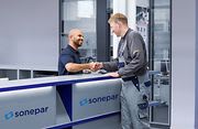 Photo d'un client et d'un collaborateur se serrant la main dans un point de vente Sonepar